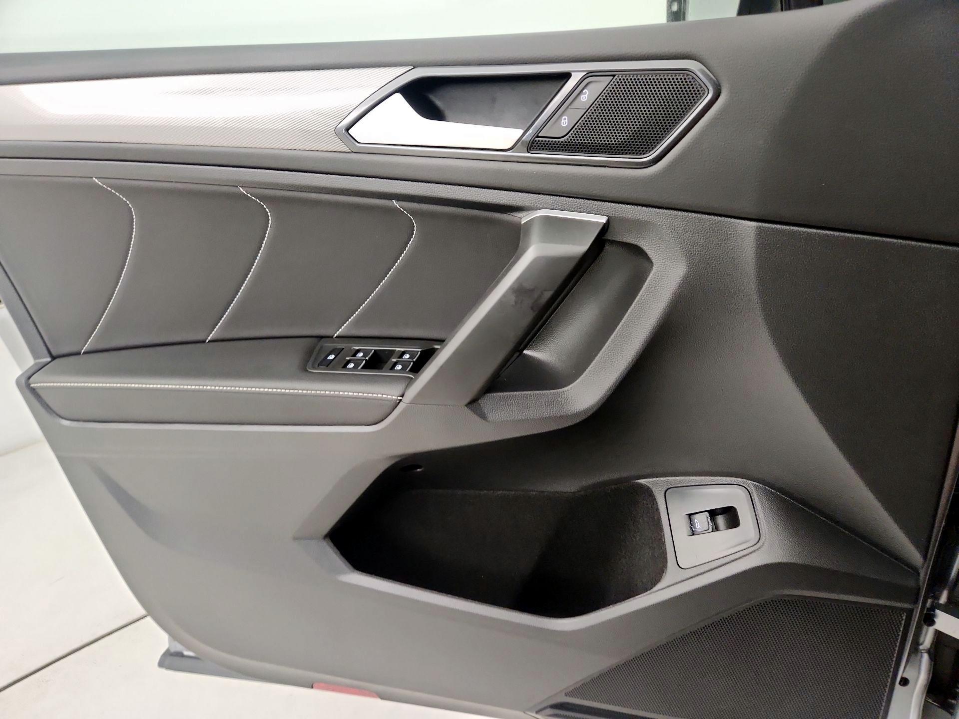 Thumbnail: 2023 Volkswagen Tiguan - 12