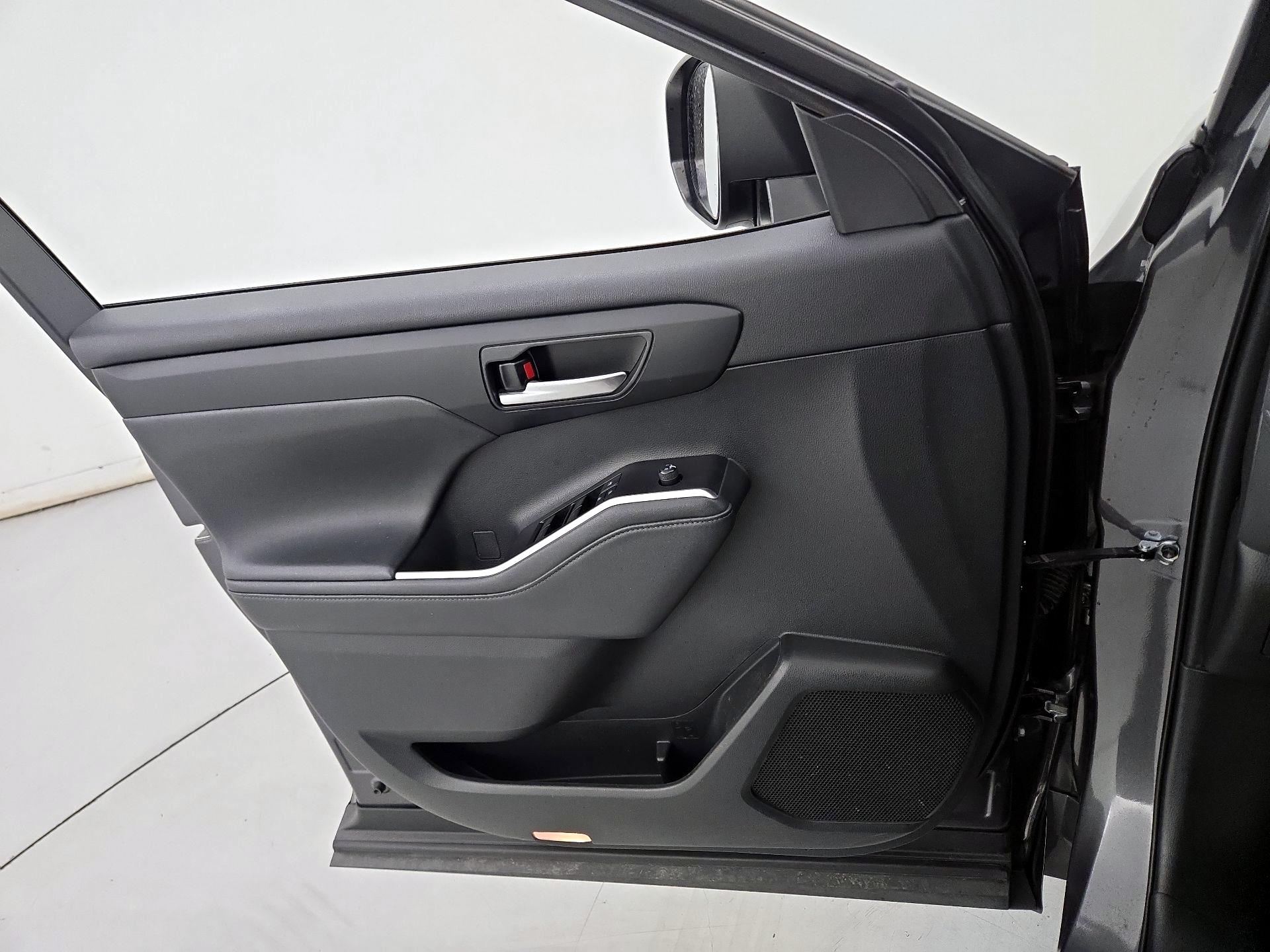 Thumbnail: 2021 Toyota Highlander - 12