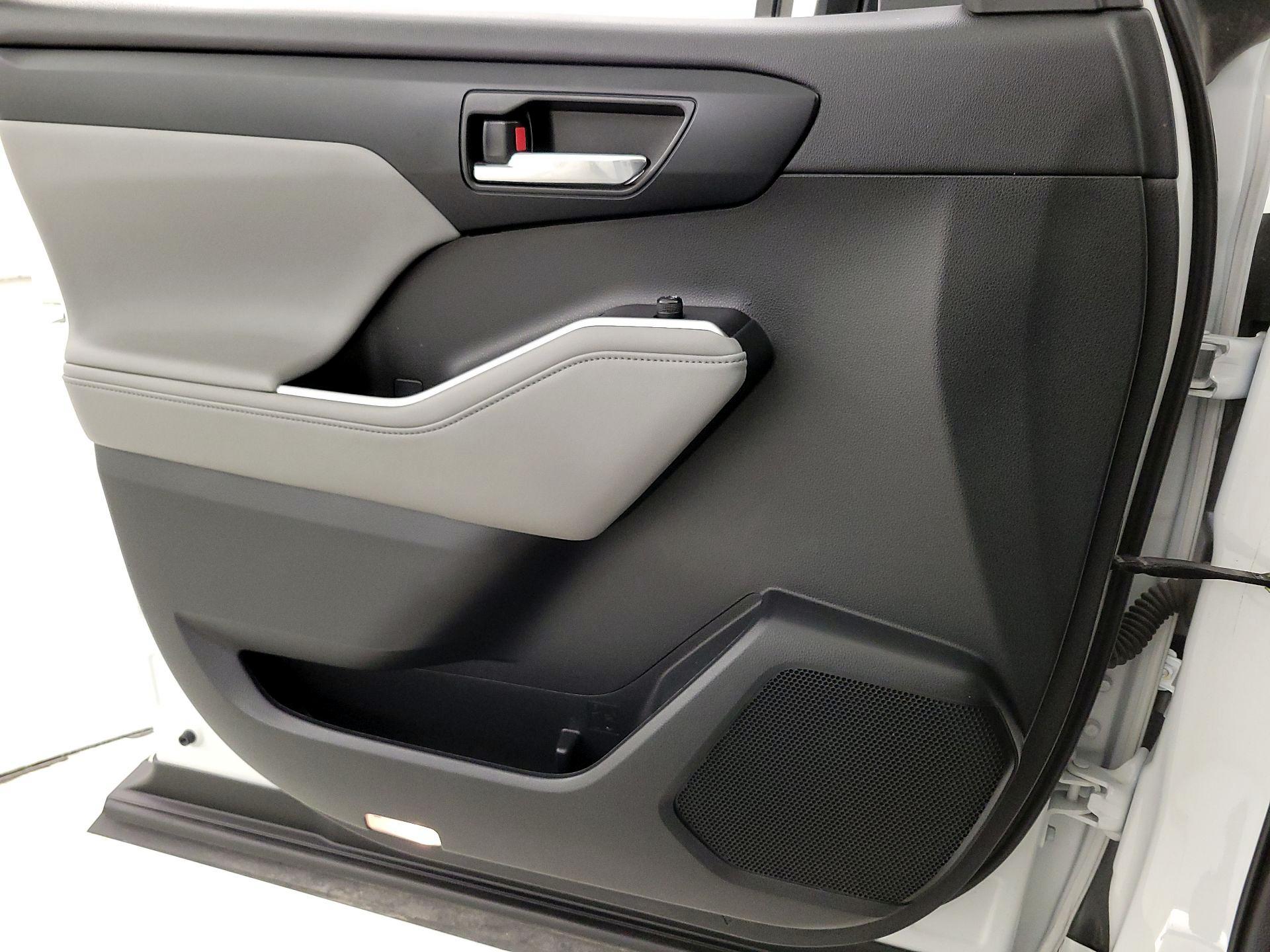 Thumbnail: 2023 Toyota Highlander - 12