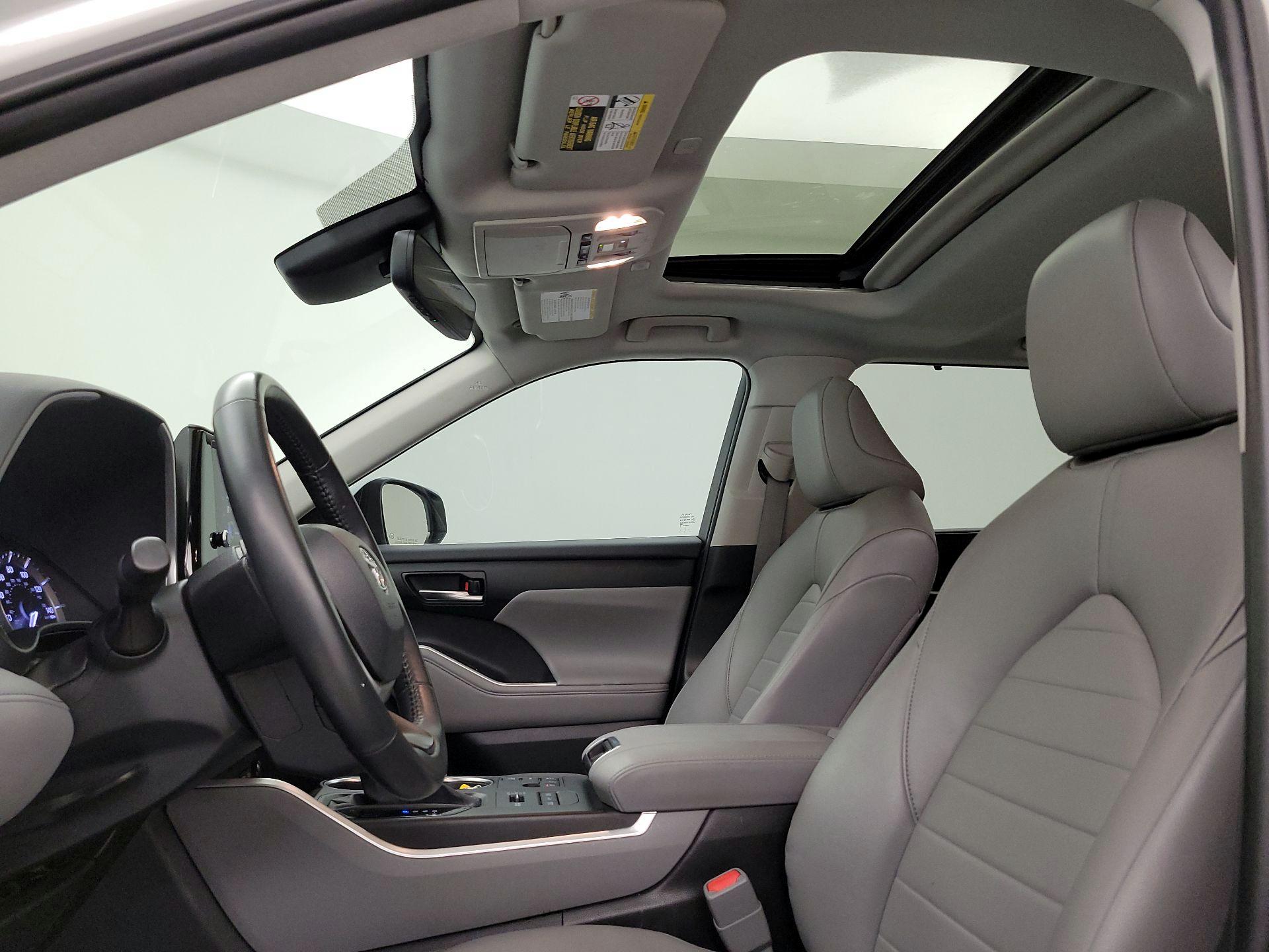 Thumbnail: 2023 Toyota Highlander - 18