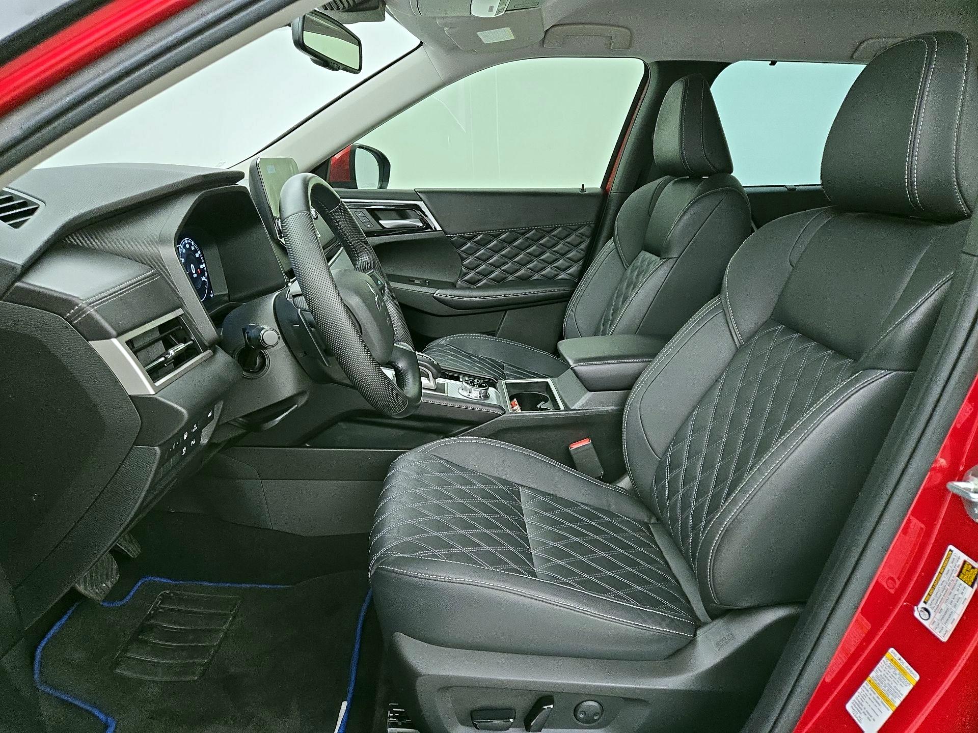 Thumbnail: 2023 Mitsubishi Outlander - 11