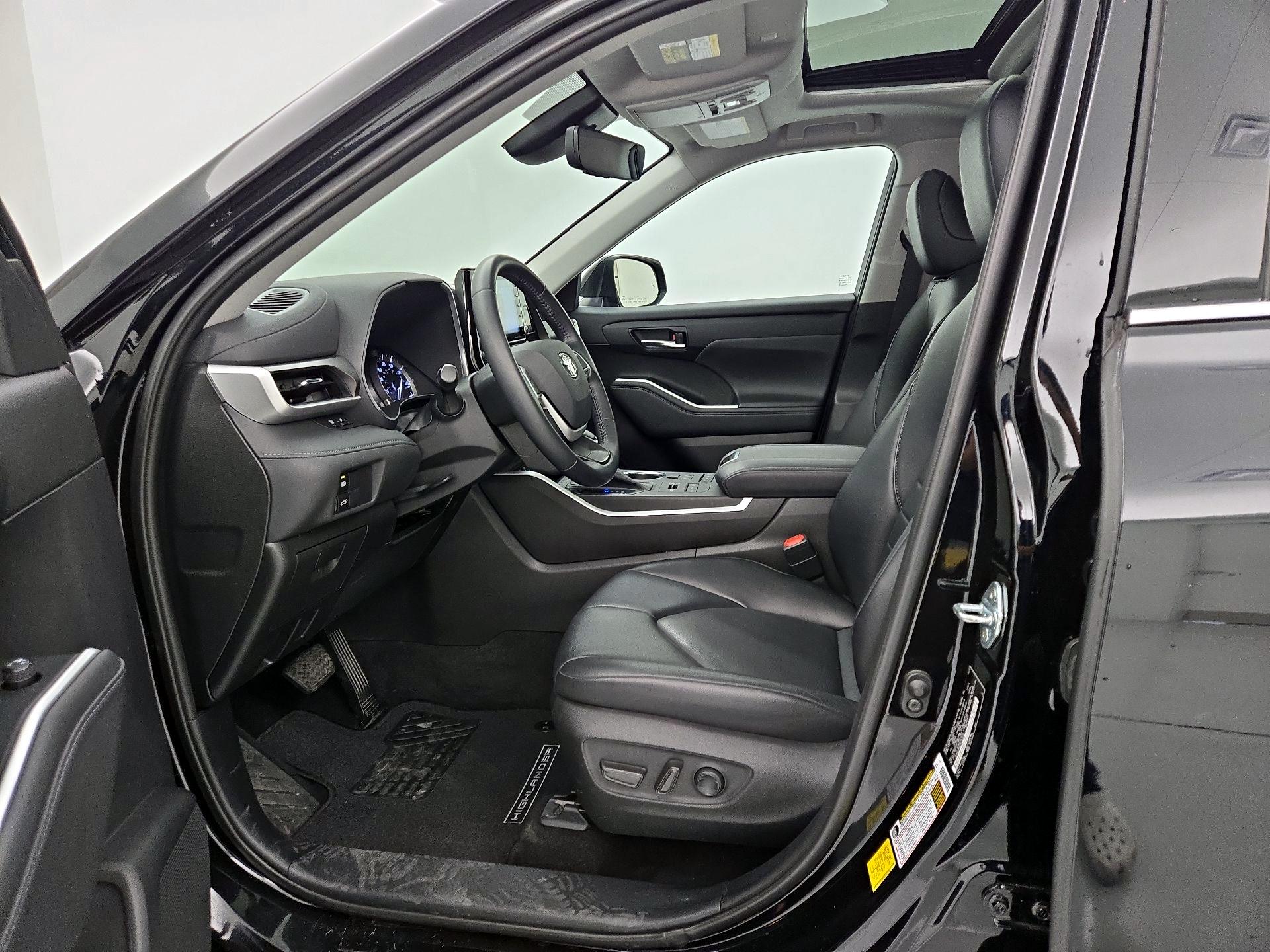 Thumbnail: 2022 Toyota Highlander - 11