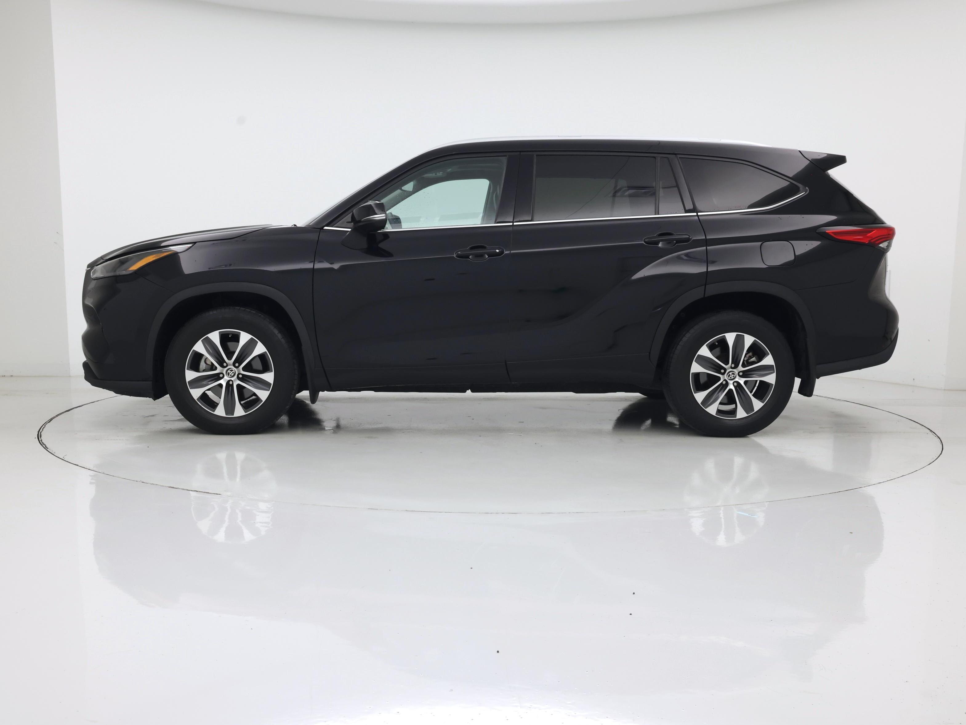 Thumbnail: 2022 Toyota Highlander - 3