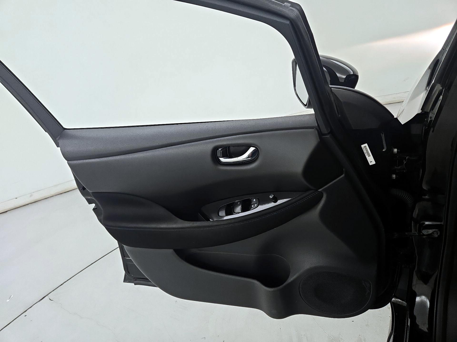 Thumbnail: 2021 Nissan Leaf - 12