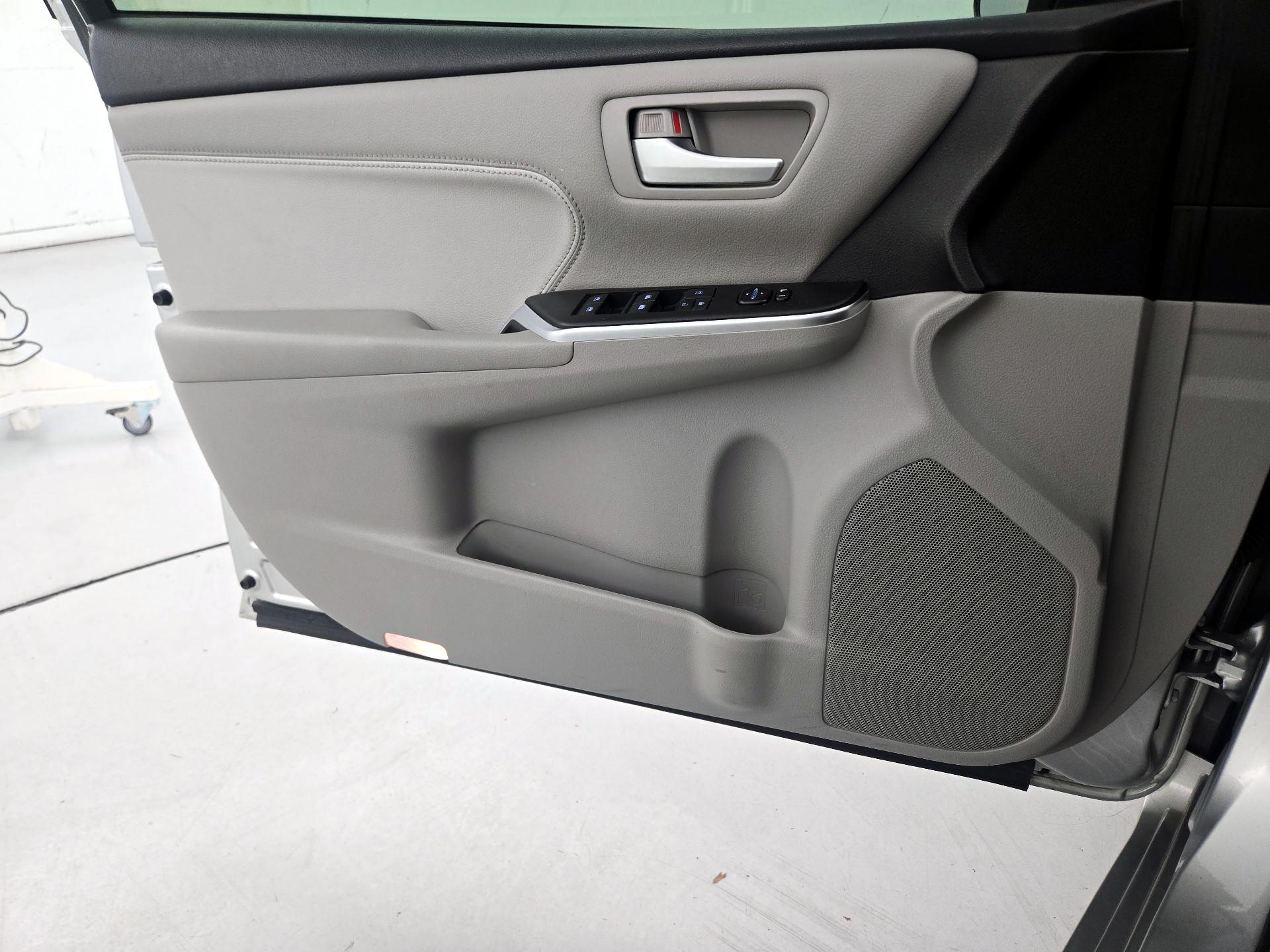 Thumbnail: 2015 Toyota Camry - 12