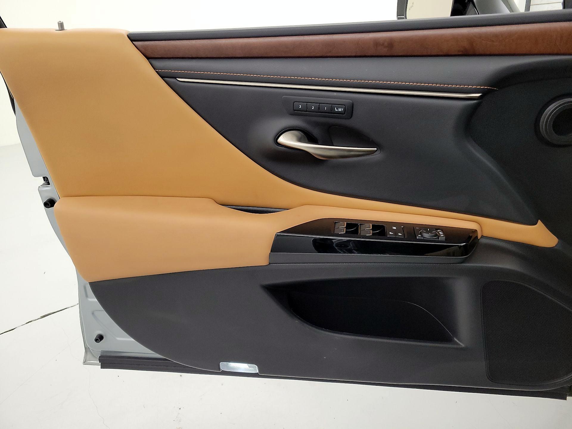 Thumbnail: 2022 Lexus ES - 12