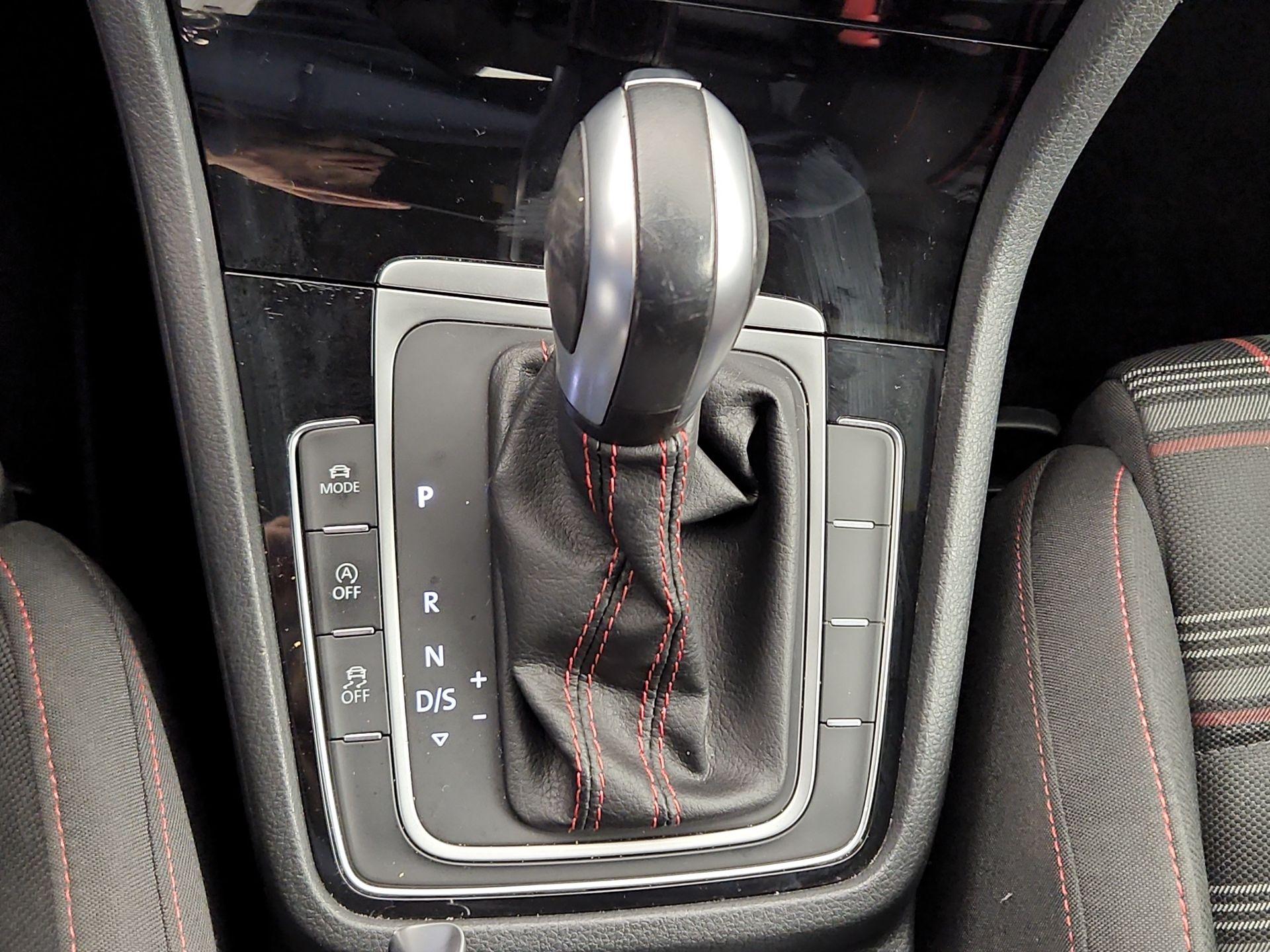 Thumbnail: 2020 Volkswagen Golf - 17