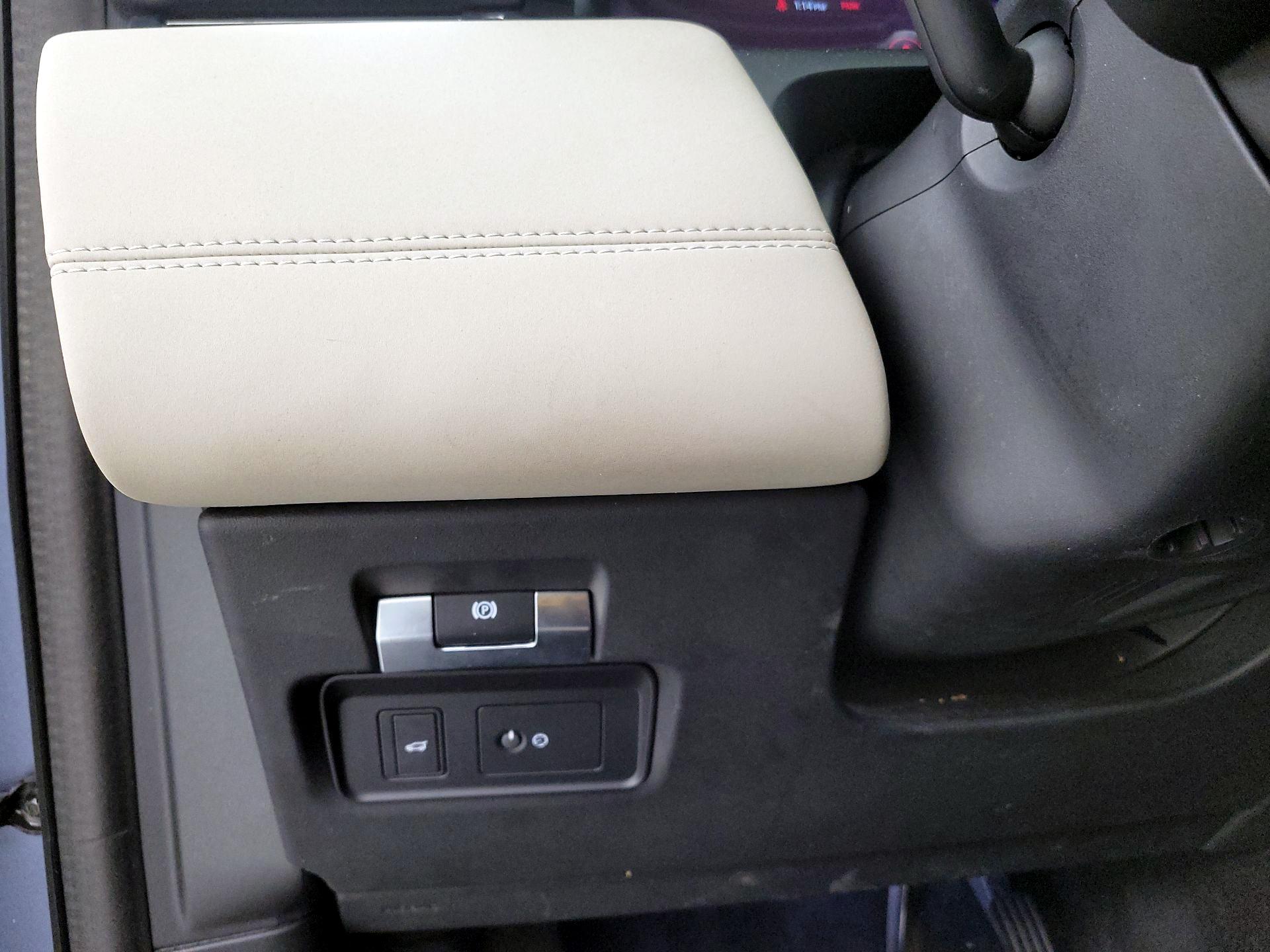 Thumbnail: 2020 Land Rover Discovery Sport - 13