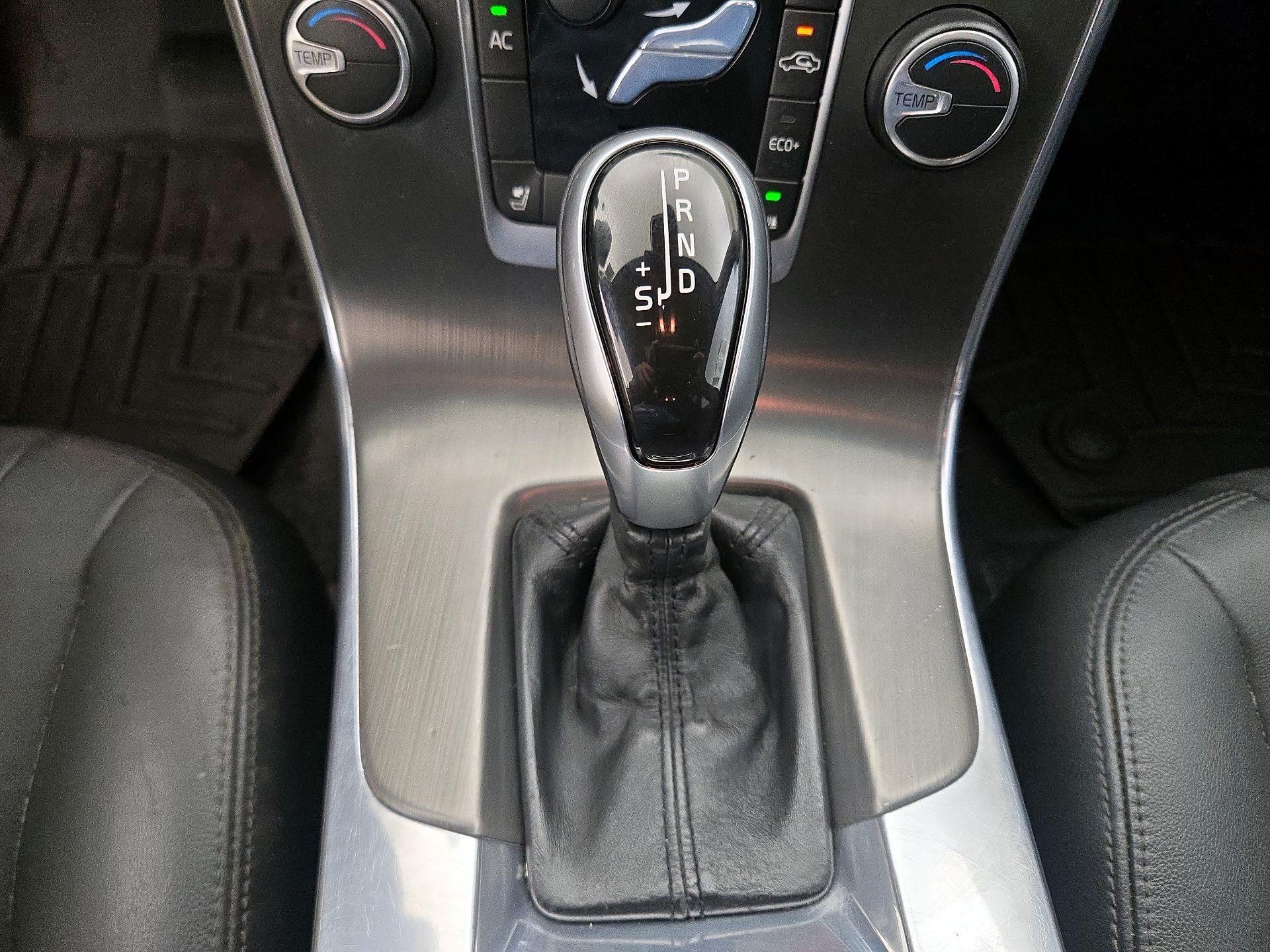 Thumbnail: 2015 Volvo V60 - 17