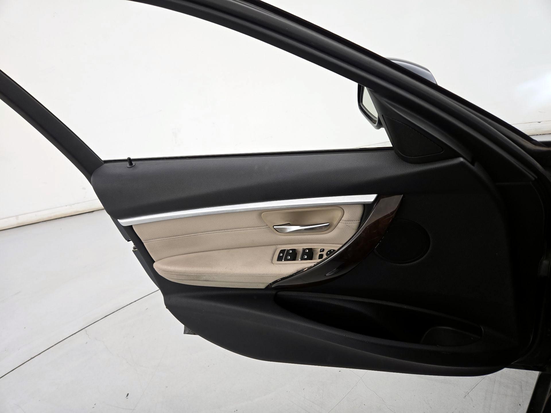 Thumbnail: 2016 BMW 3 Series - 12