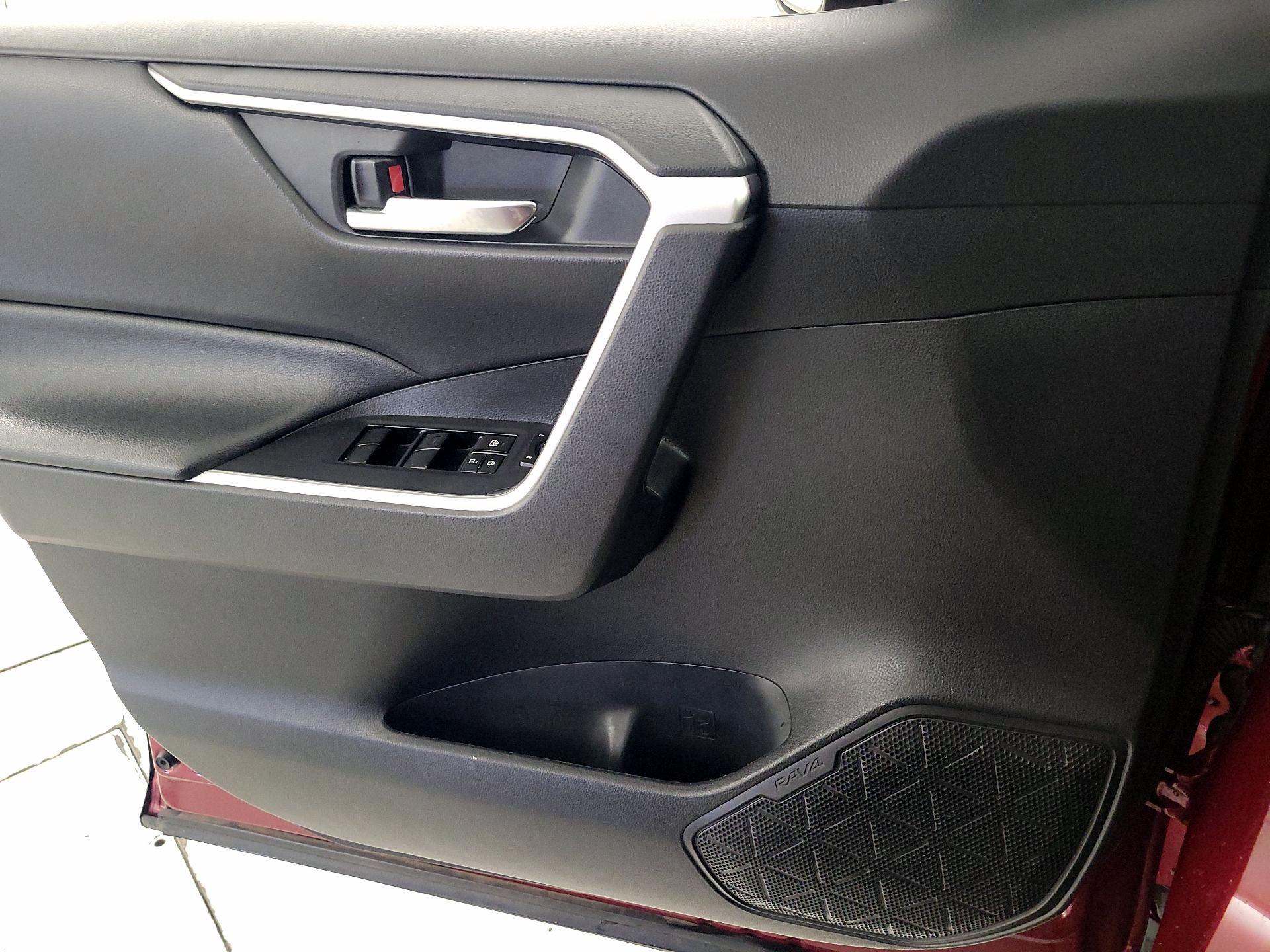 Thumbnail: 2020 Toyota RAV4 - 12