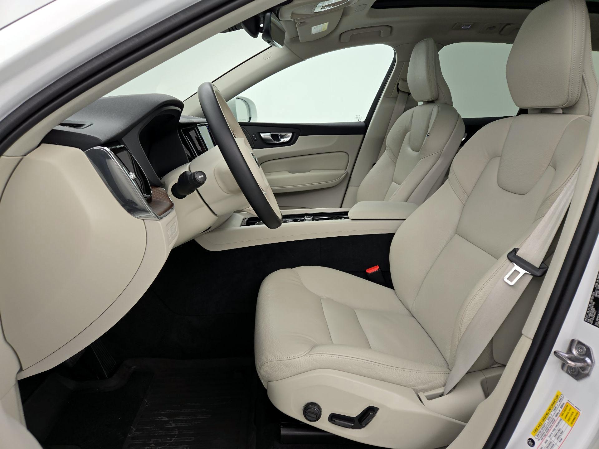 Thumbnail: 2022 Volvo XC60 - 11