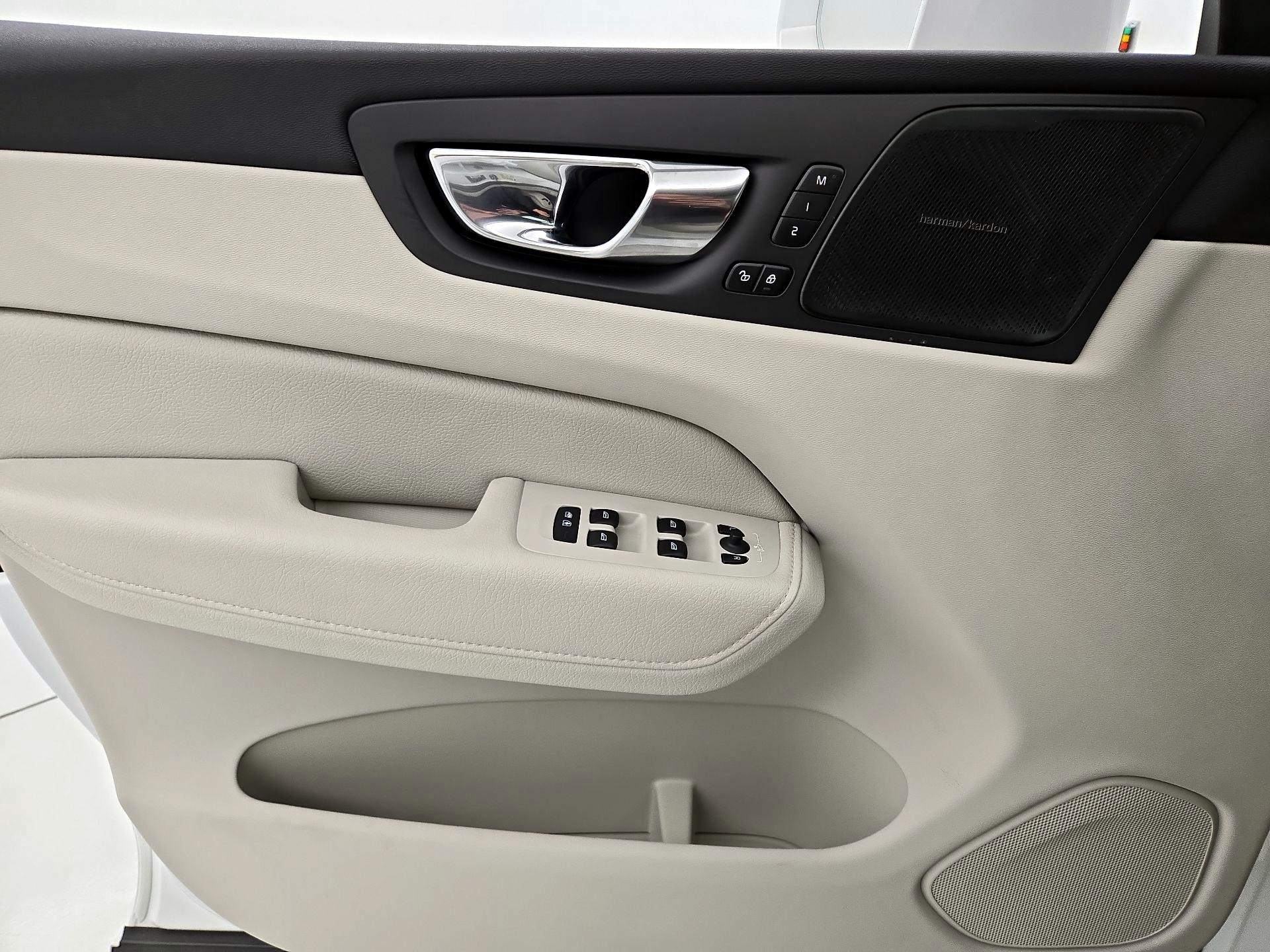 Thumbnail: 2022 Volvo XC60 - 12