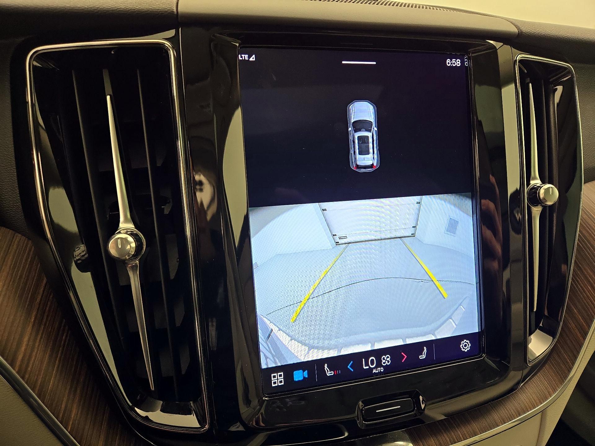 Thumbnail: 2022 Volvo XC60 - 13