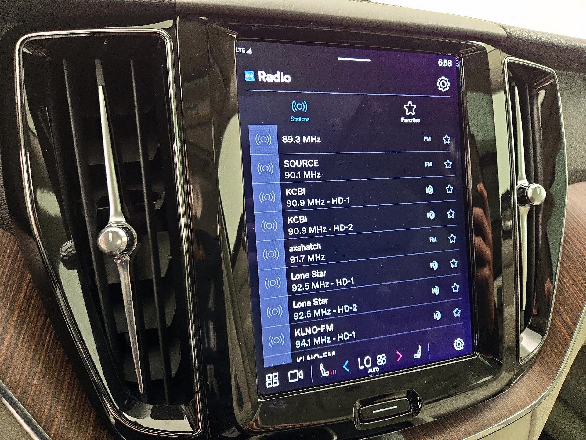 Thumbnail: 2022 Volvo XC60 - 14