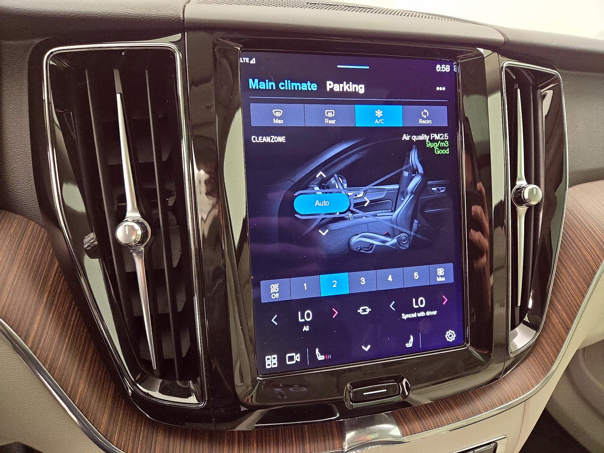 Thumbnail: 2022 Volvo XC60 - 15