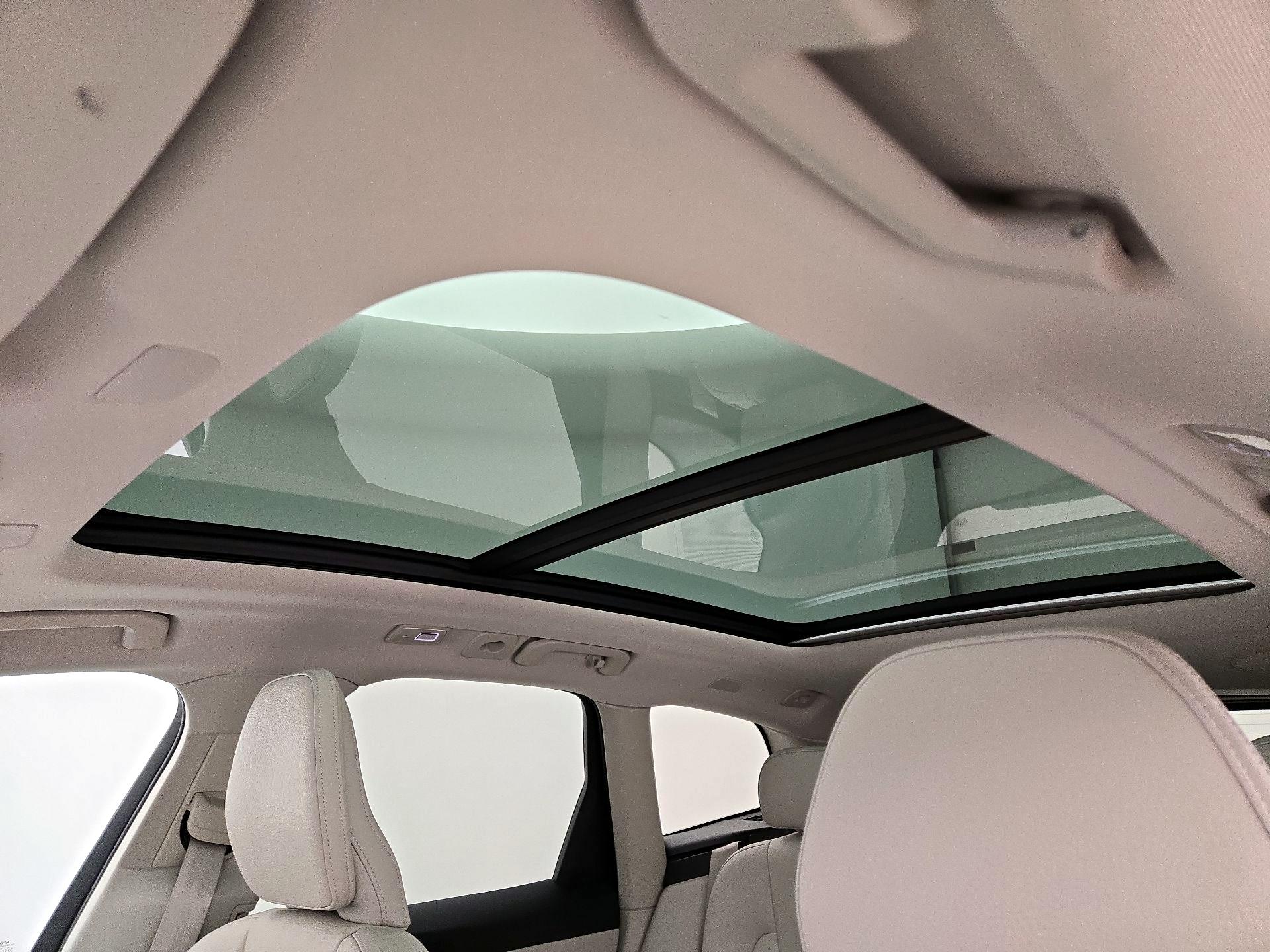 Thumbnail: 2022 Volvo XC60 - 18