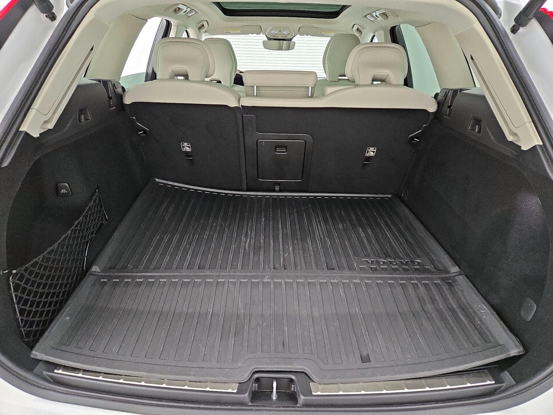 Thumbnail: 2022 Volvo XC60 - 20