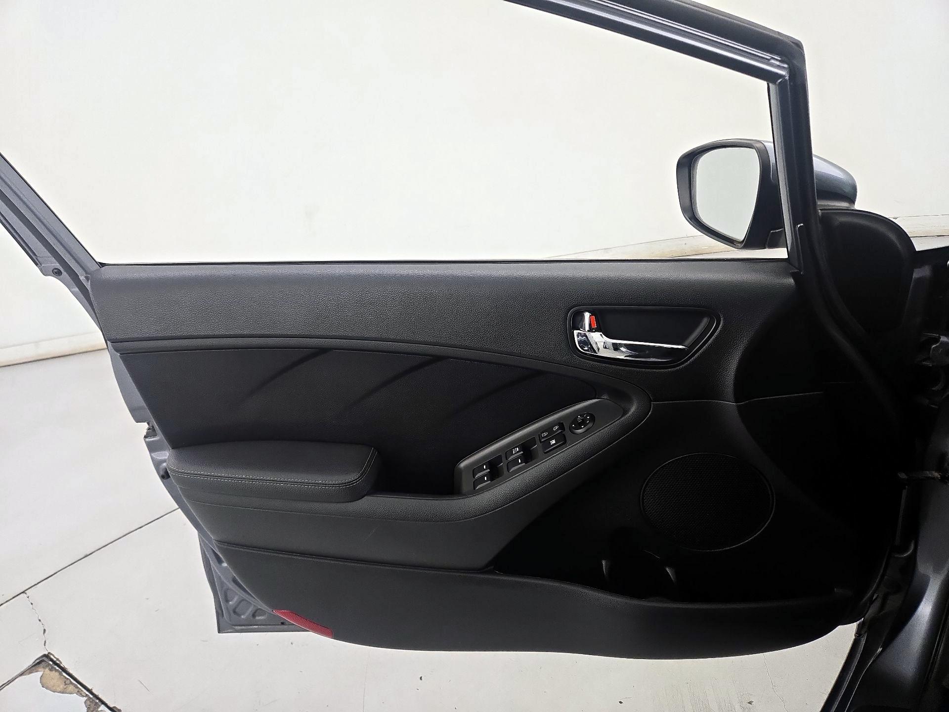 Thumbnail: 2018 Kia Forte - 12