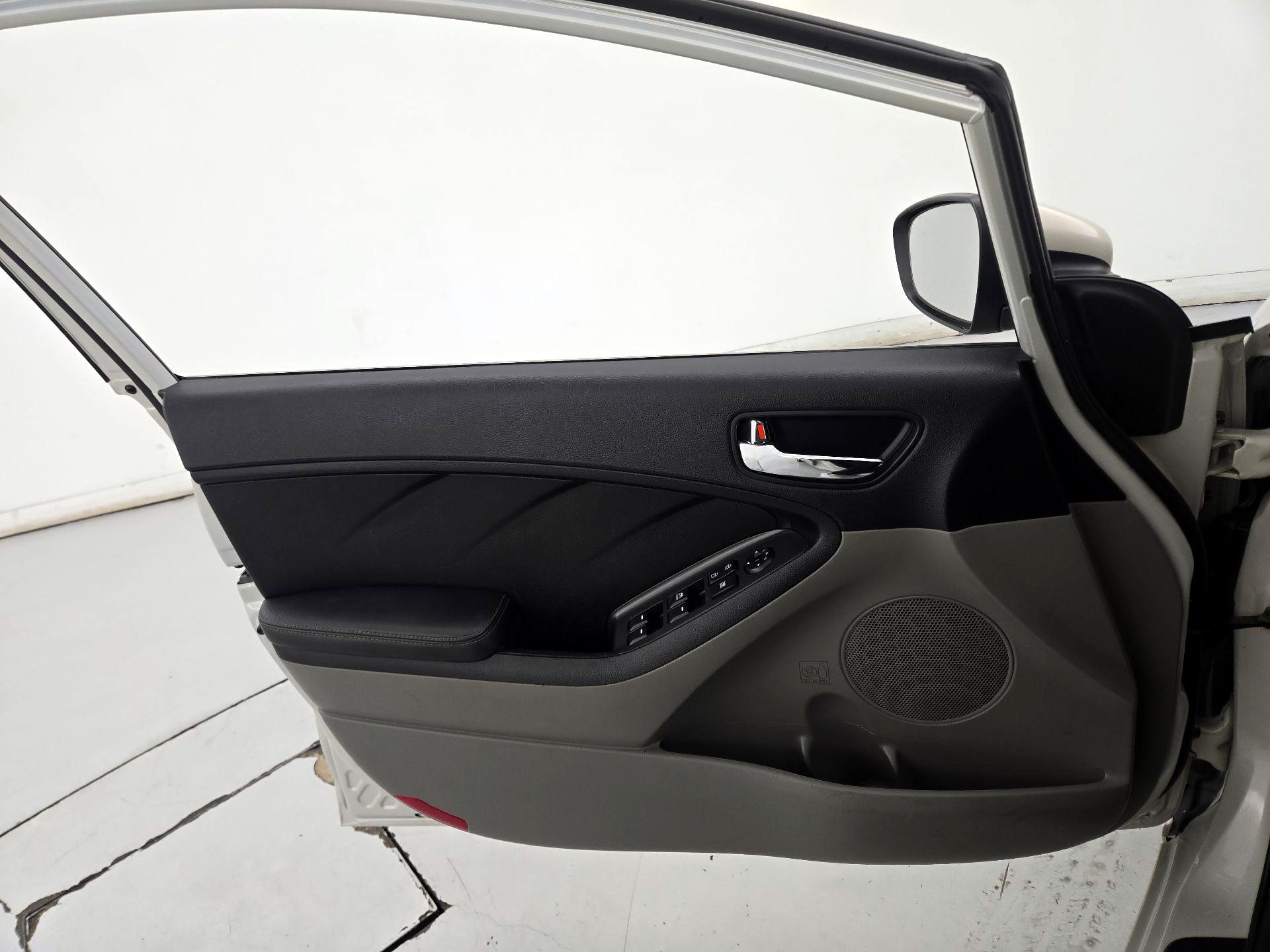 Thumbnail: 2015 Kia Forte - 12