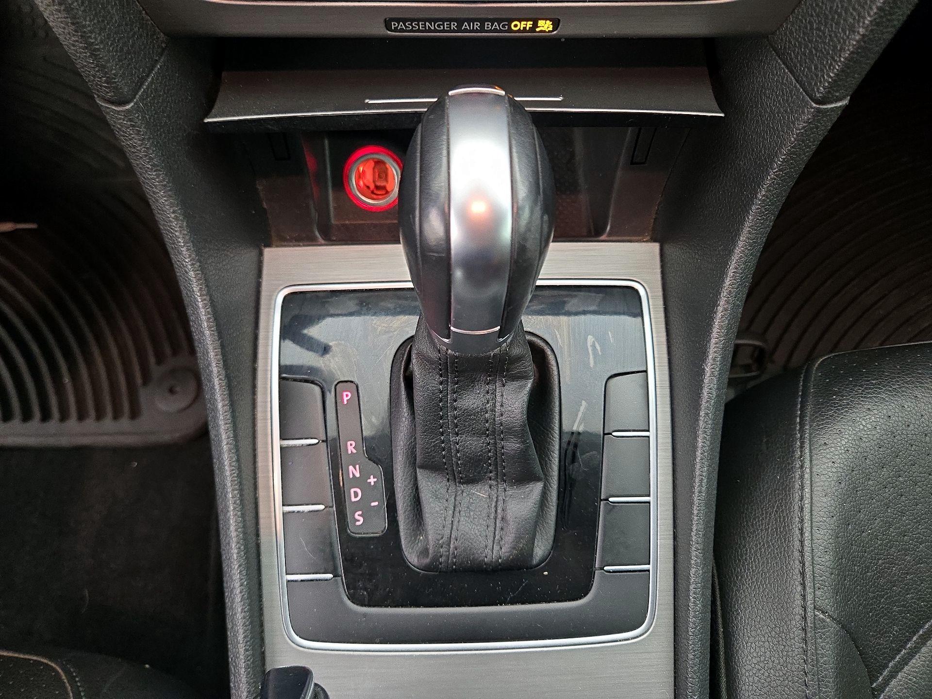 Thumbnail: 2015 Volkswagen Passat - 17