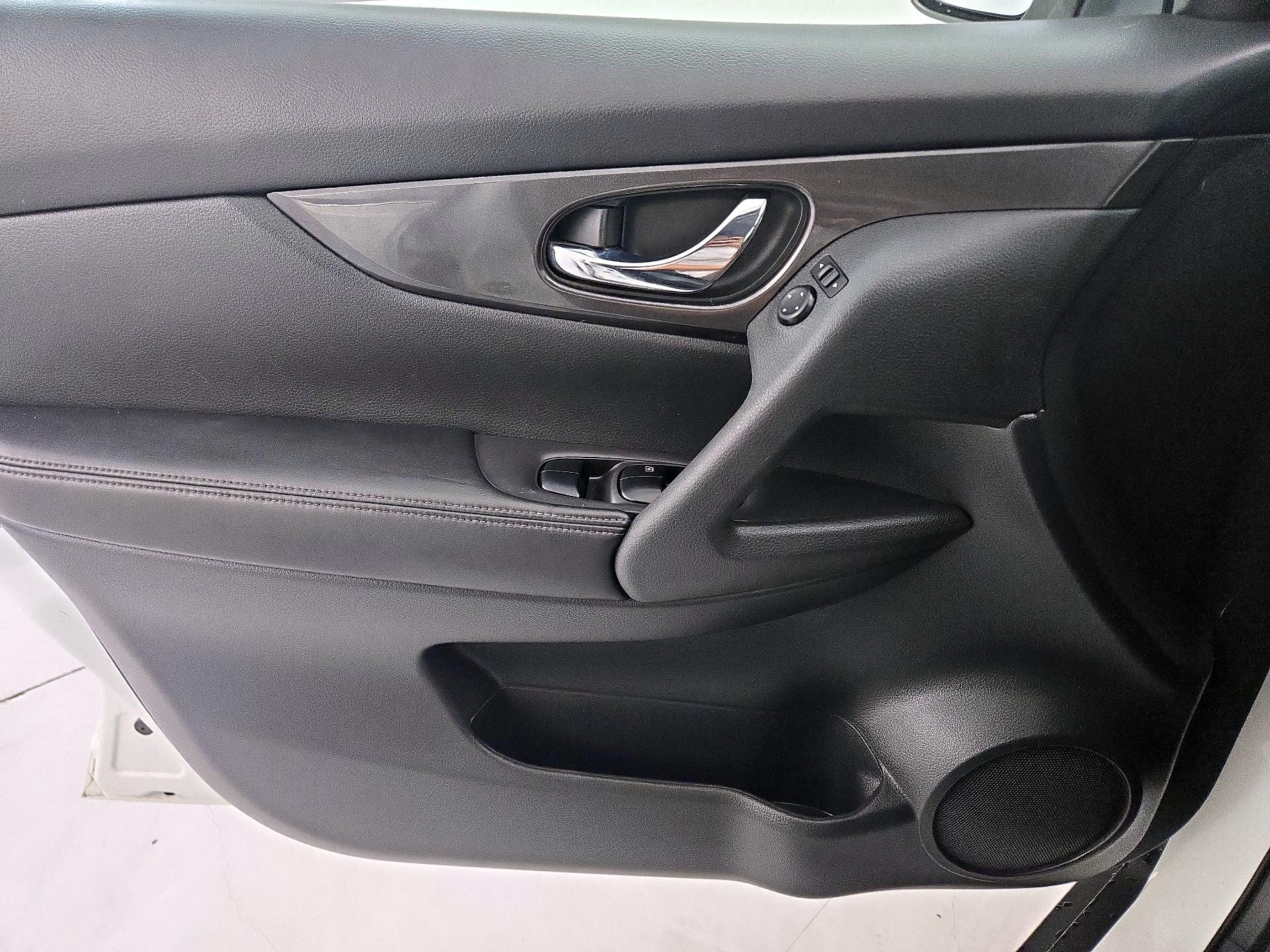 Thumbnail: 2017 Nissan Rogue - 12