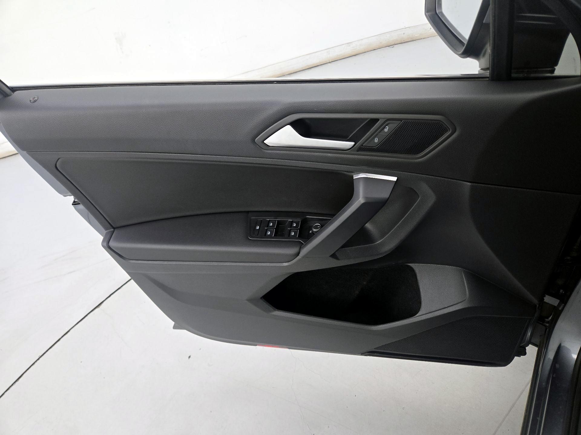 Thumbnail: 2021 Volkswagen Tiguan - 12