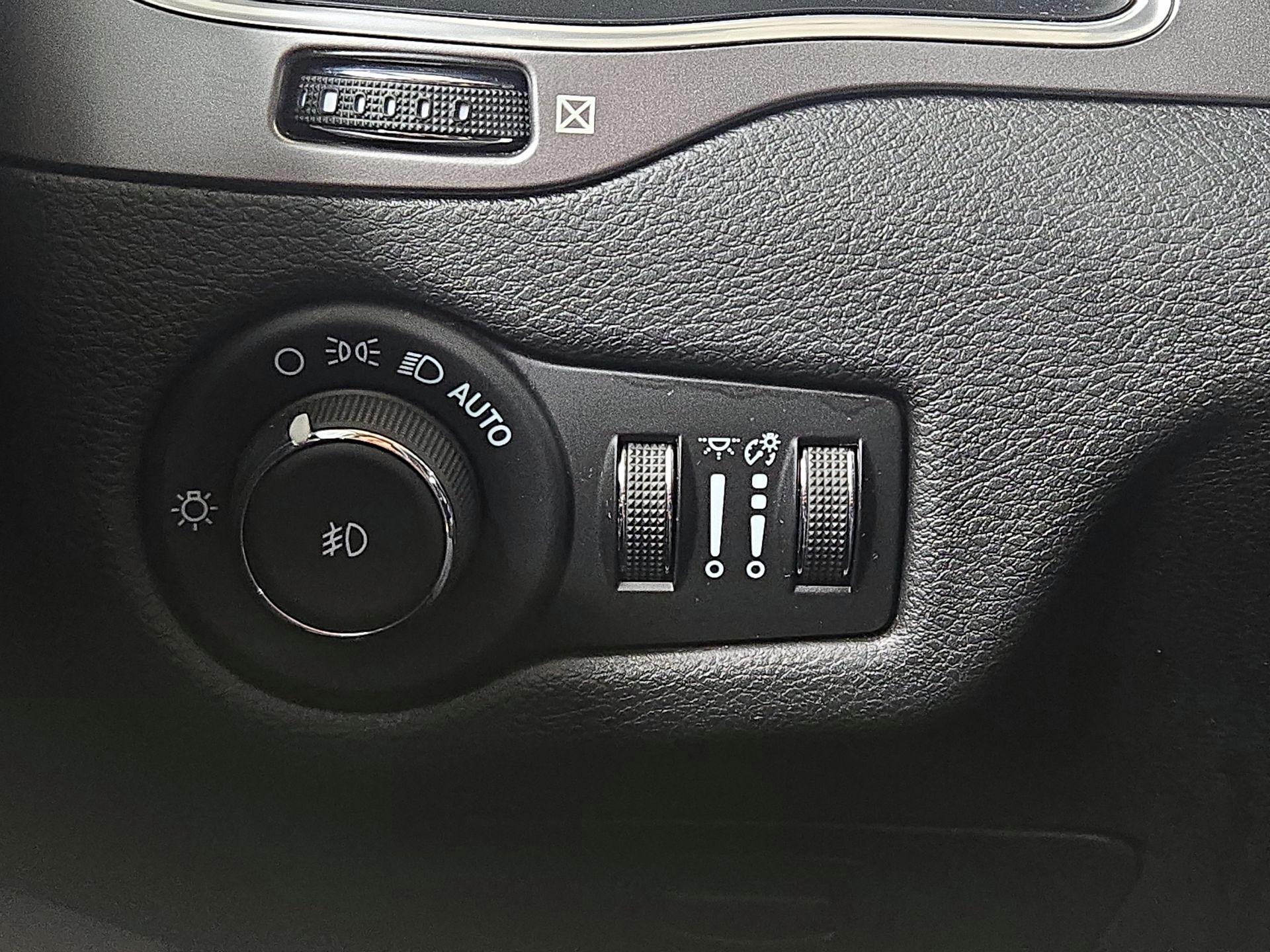 Thumbnail: 2021 Jeep Cherokee - 12