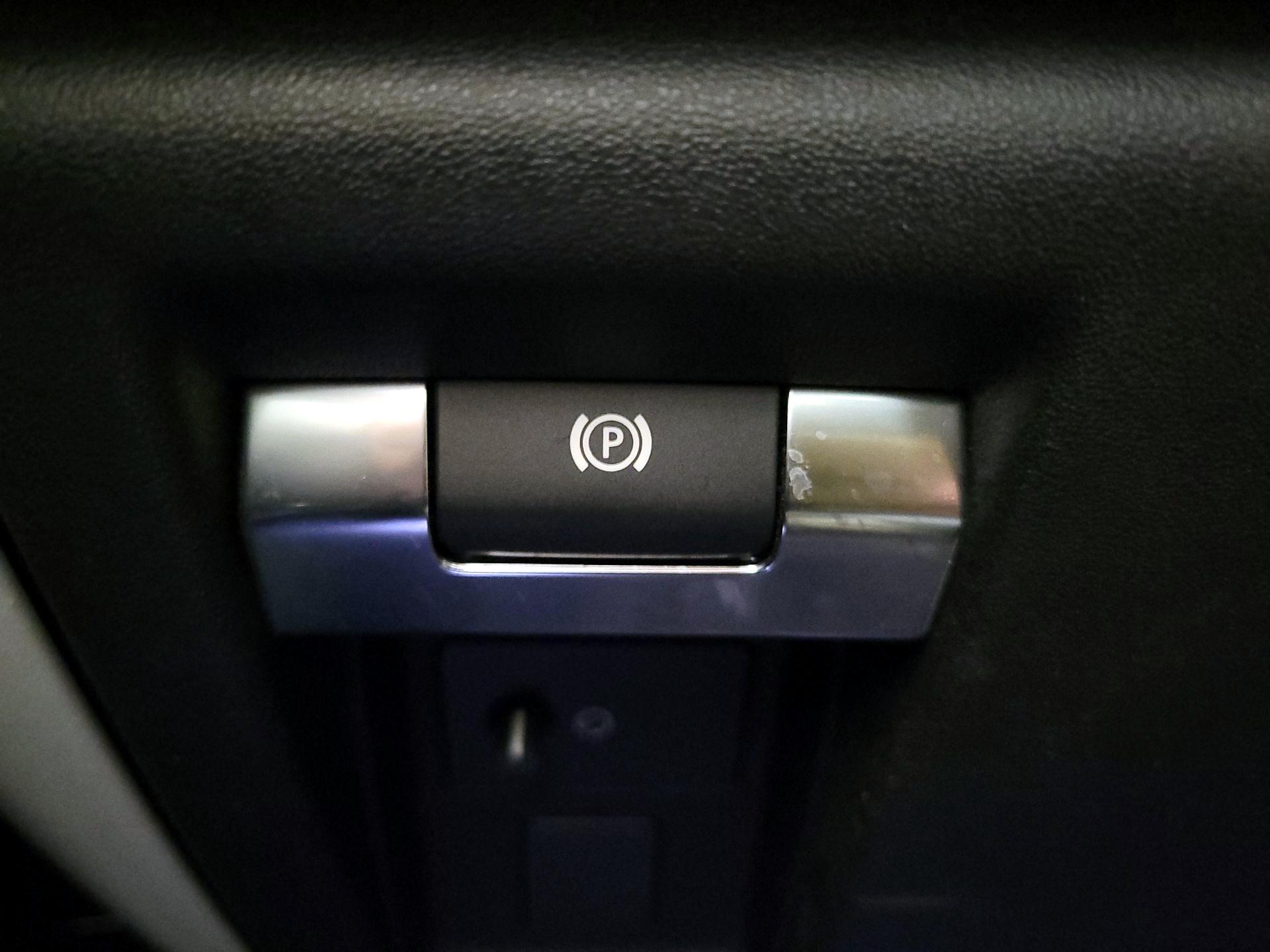 Thumbnail: 2022 Land Rover Defender - 13