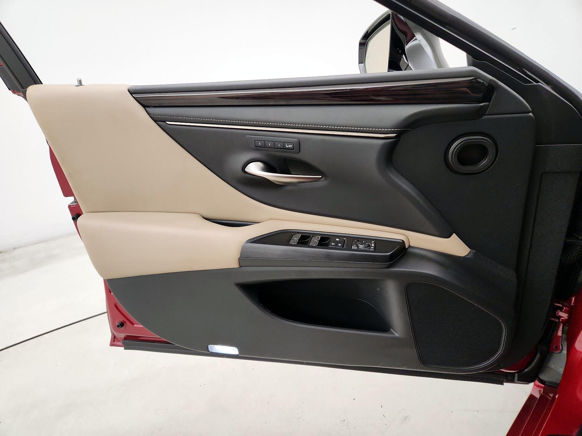 Thumbnail: 2021 Lexus ES - 12