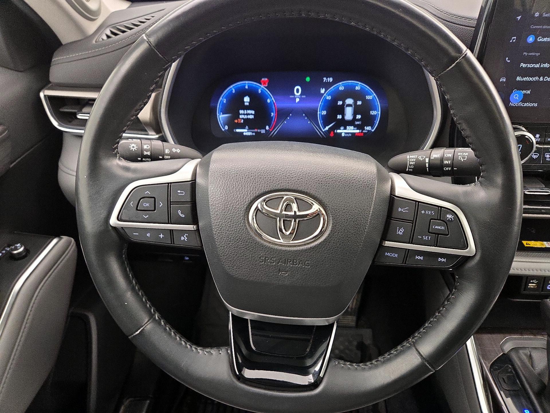 Thumbnail: 2023 Toyota Highlander - 10
