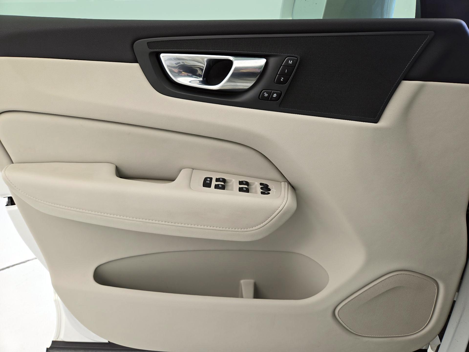 Thumbnail: 2023 Volvo XC60 - 12