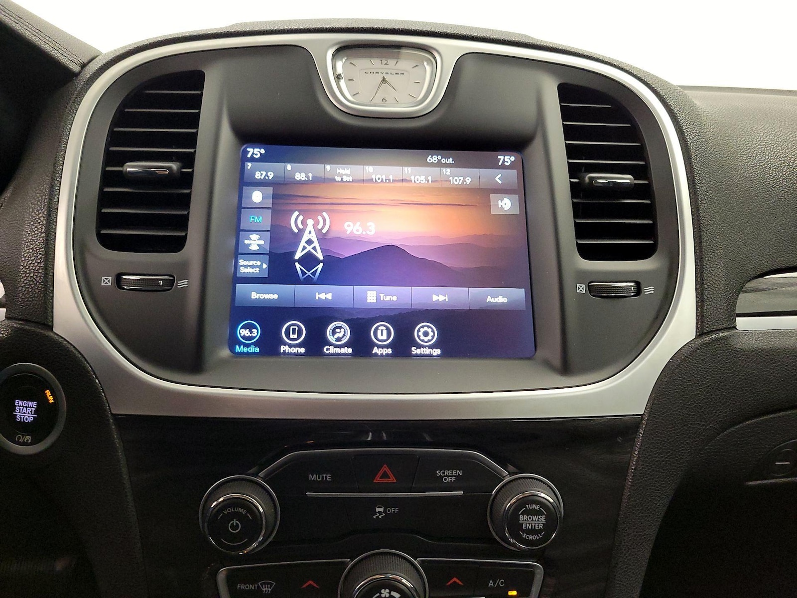 2022 Chrysler 300 Touring - Photo 16