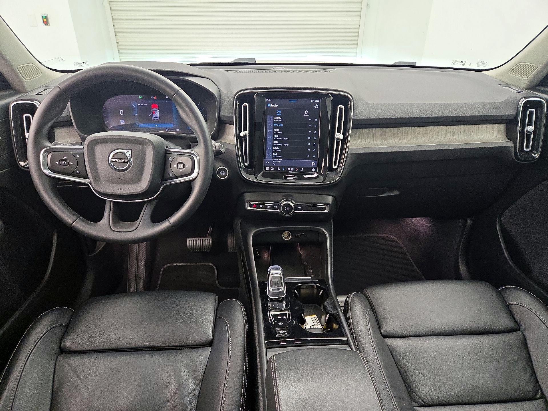 Thumbnail: 2023 Volvo XC40 - 9