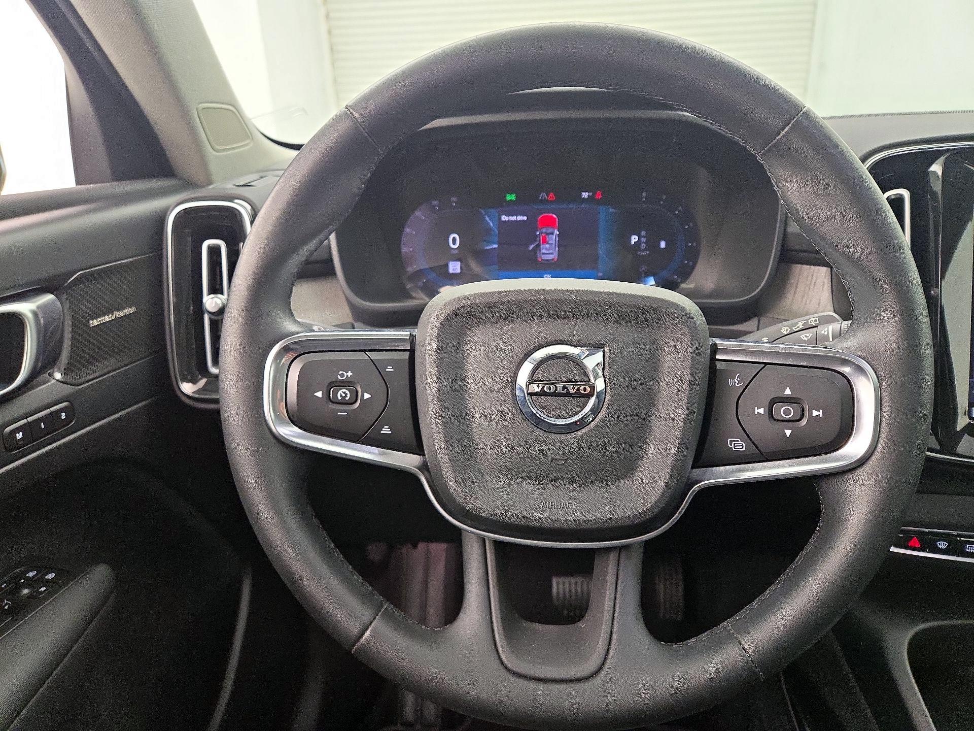 Thumbnail: 2023 Volvo XC40 - 10