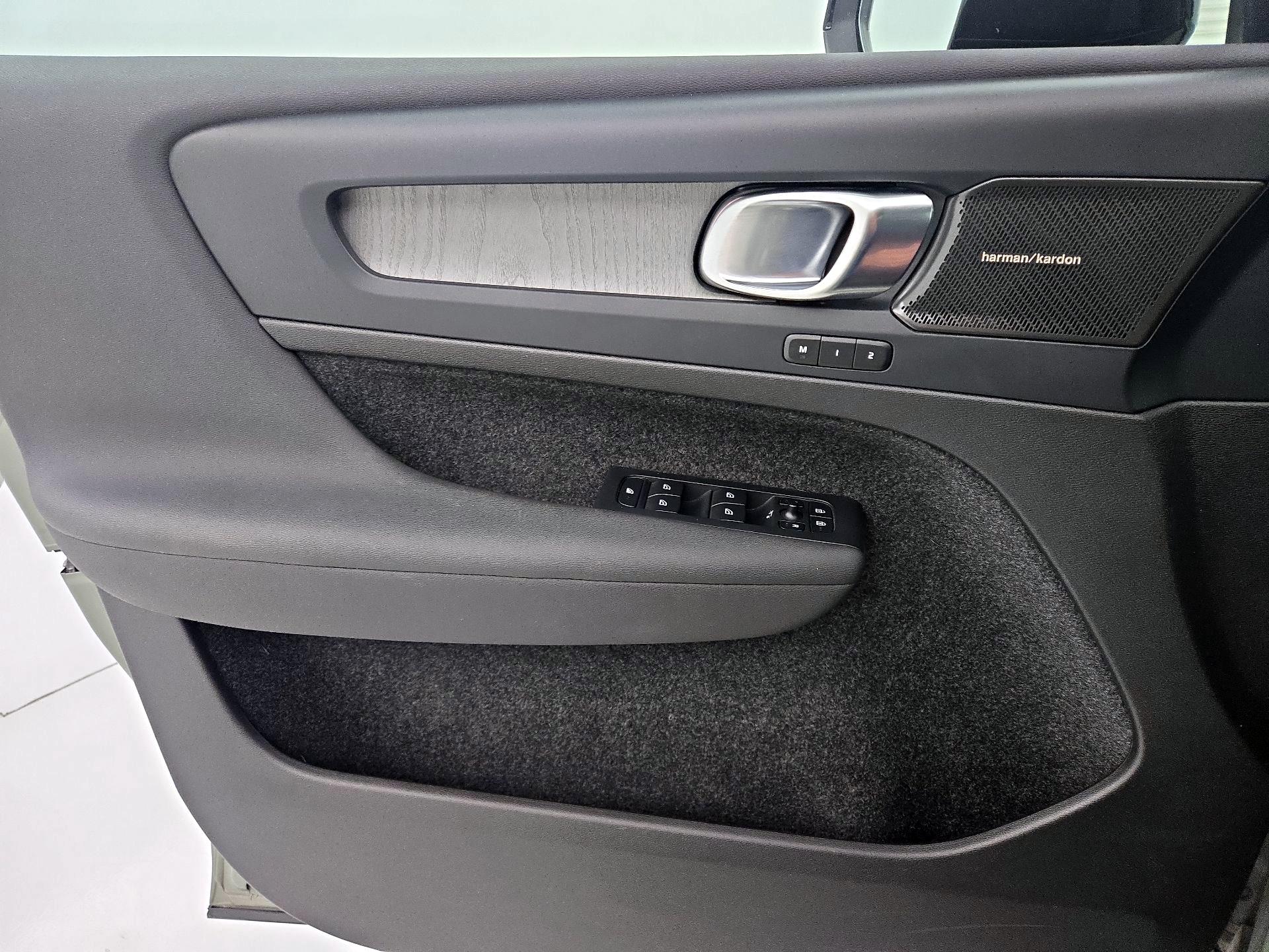 Thumbnail: 2023 Volvo XC40 - 12