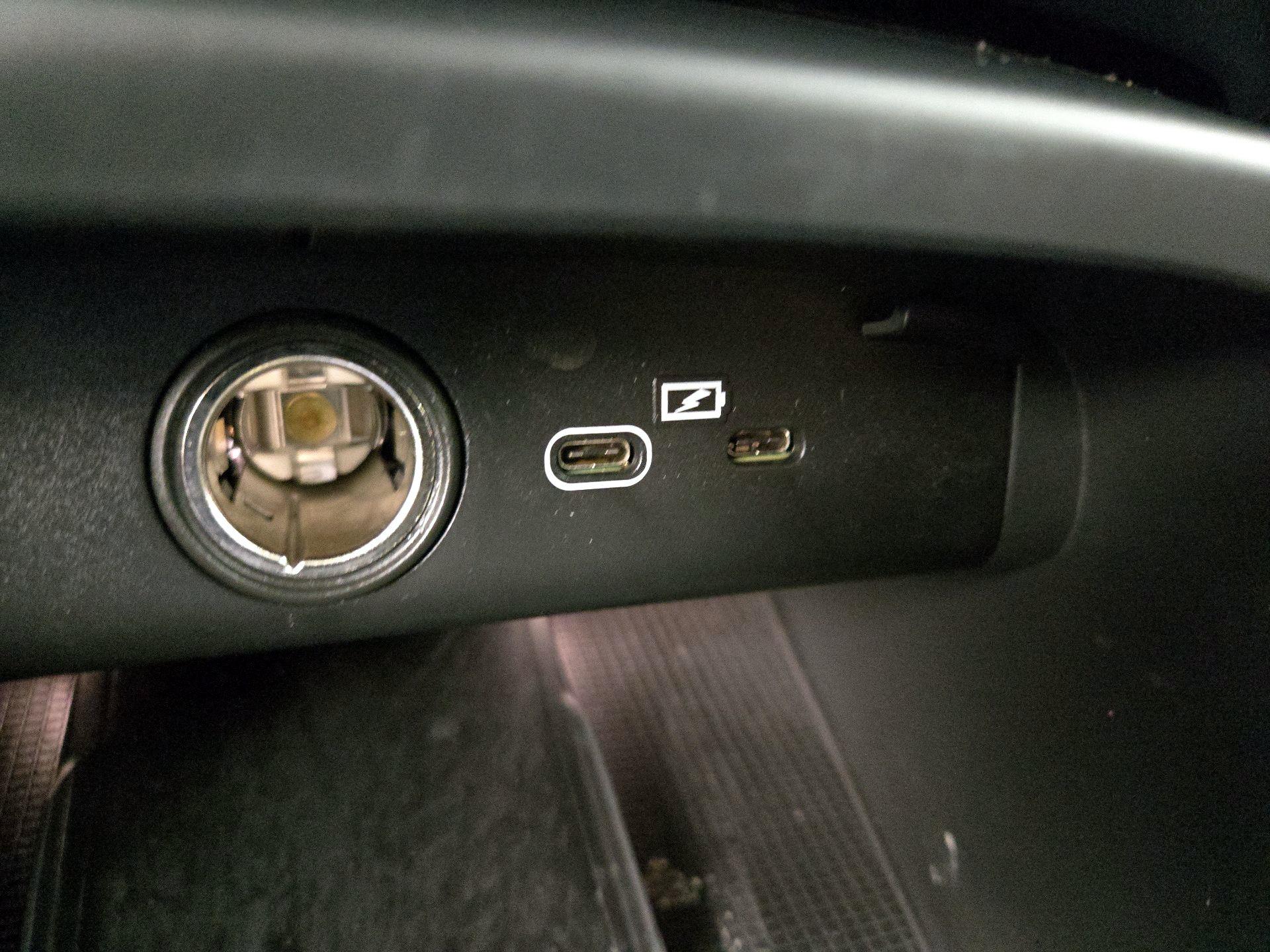 Thumbnail: 2023 Volvo XC40 - 17