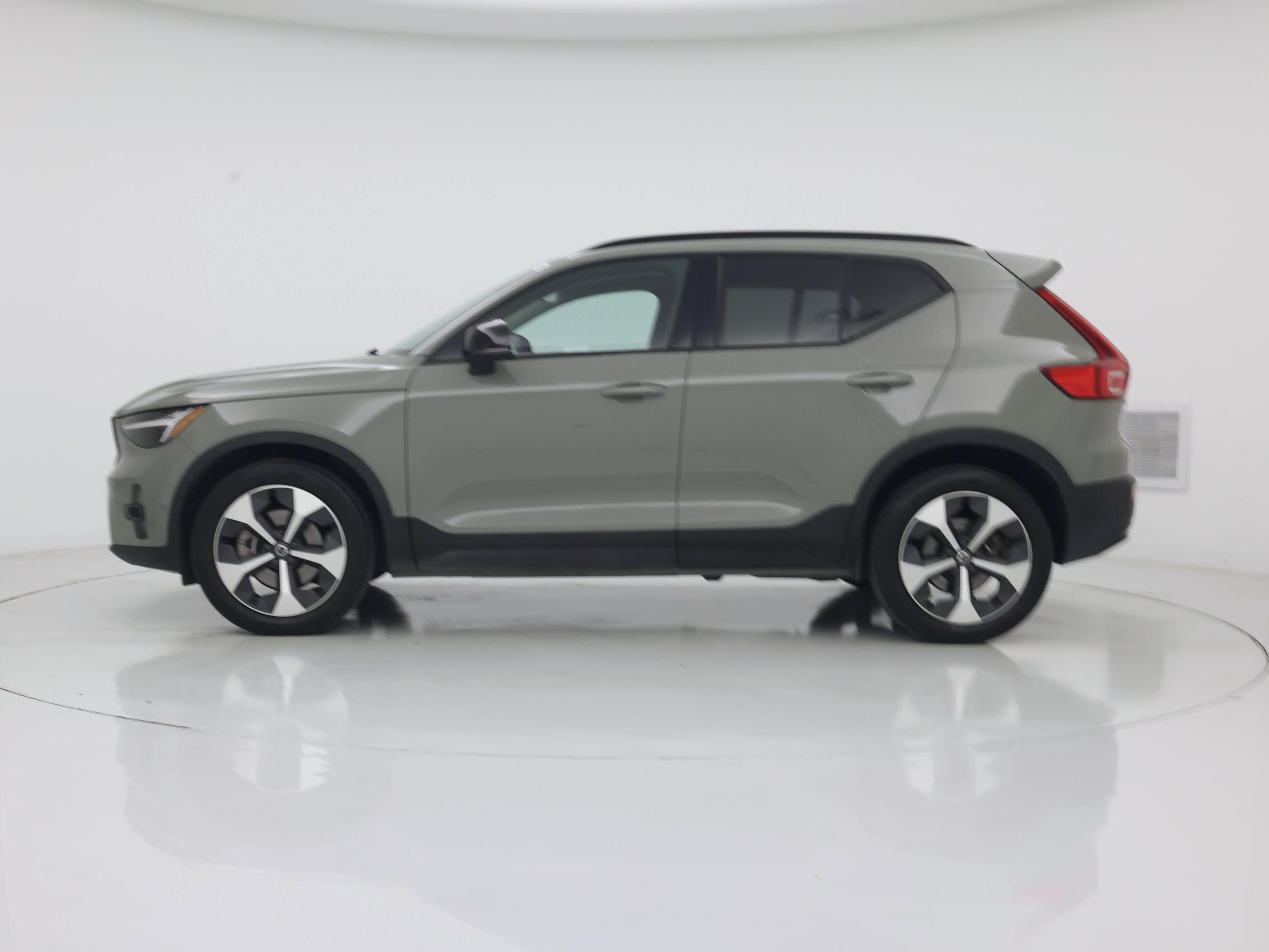 Thumbnail: 2023 Volvo XC40 - 3
