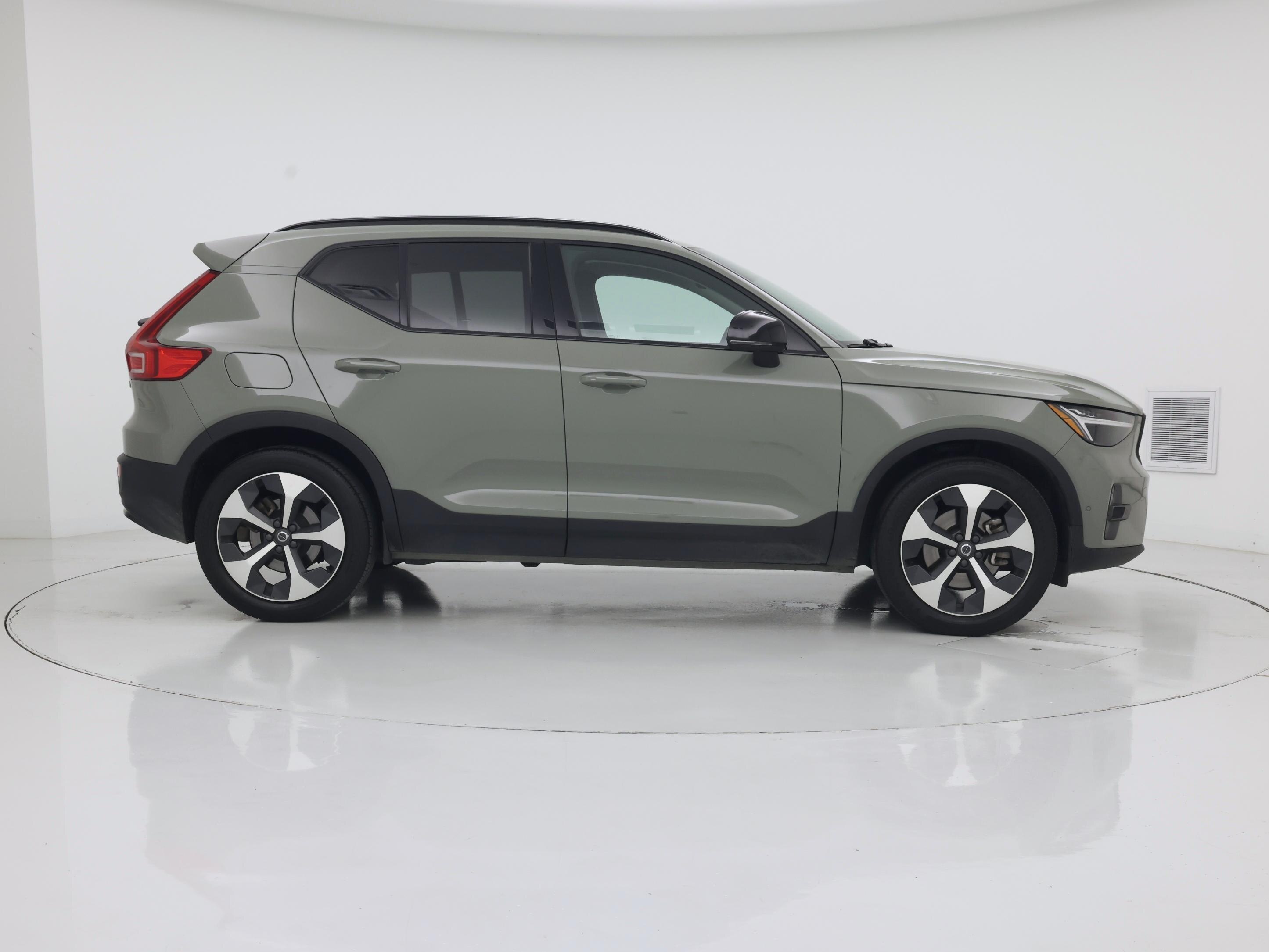 Thumbnail: 2023 Volvo XC40 - 7