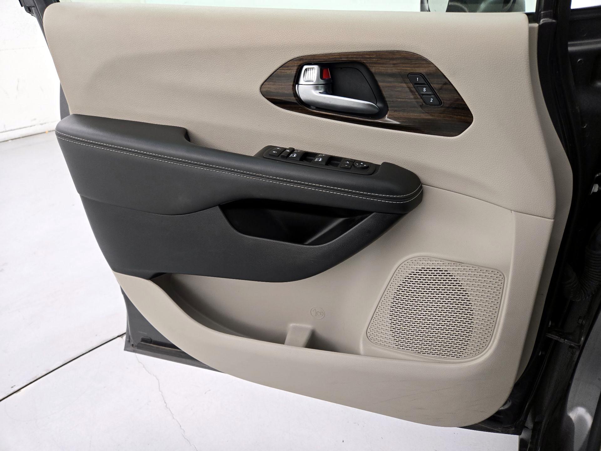 Thumbnail: 2023 Chrysler Pacifica - 12