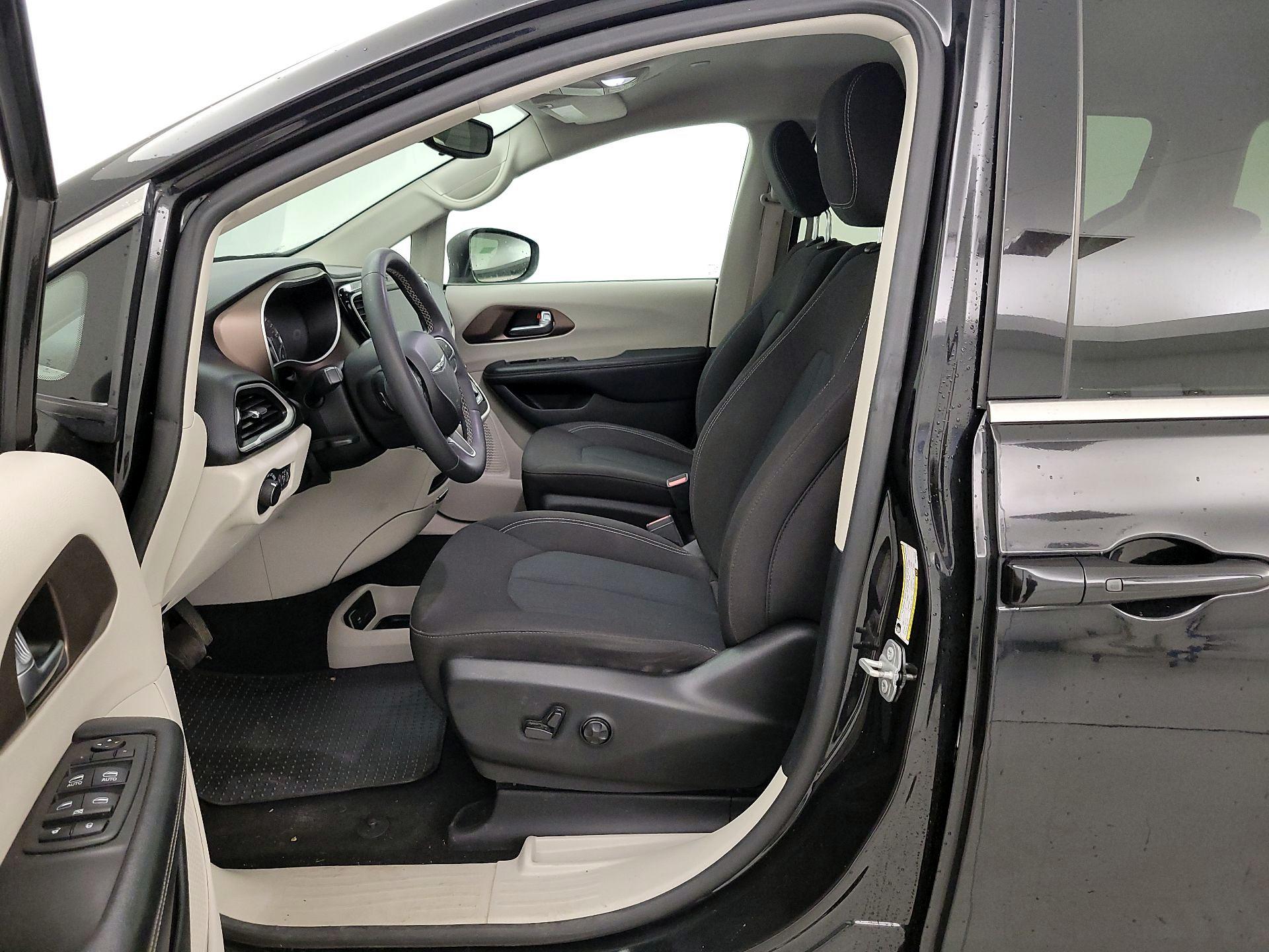 Thumbnail: 2023 Chrysler Voyager - 11