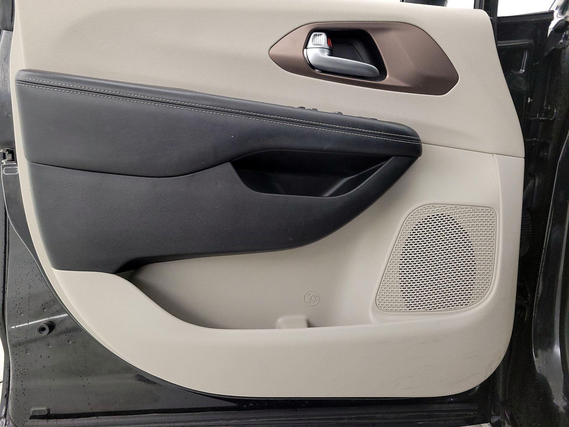 Thumbnail: 2023 Chrysler Voyager - 12