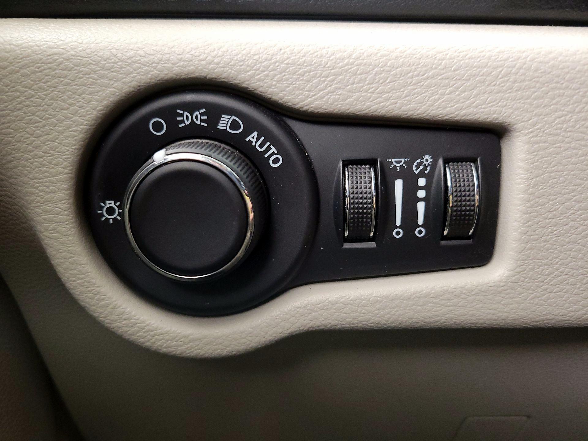 Thumbnail: 2023 Chrysler Voyager - 13