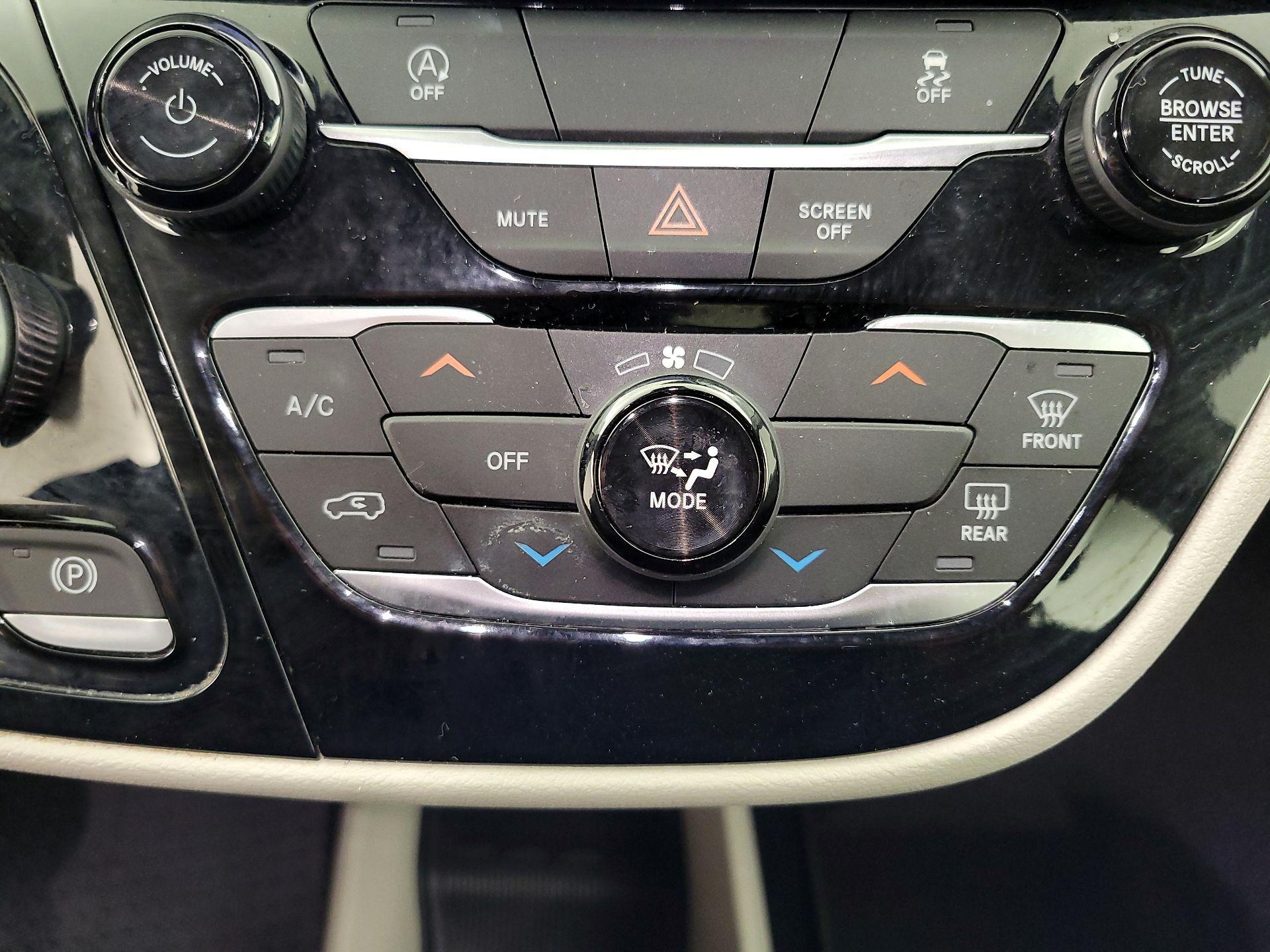 Thumbnail: 2023 Chrysler Voyager - 16