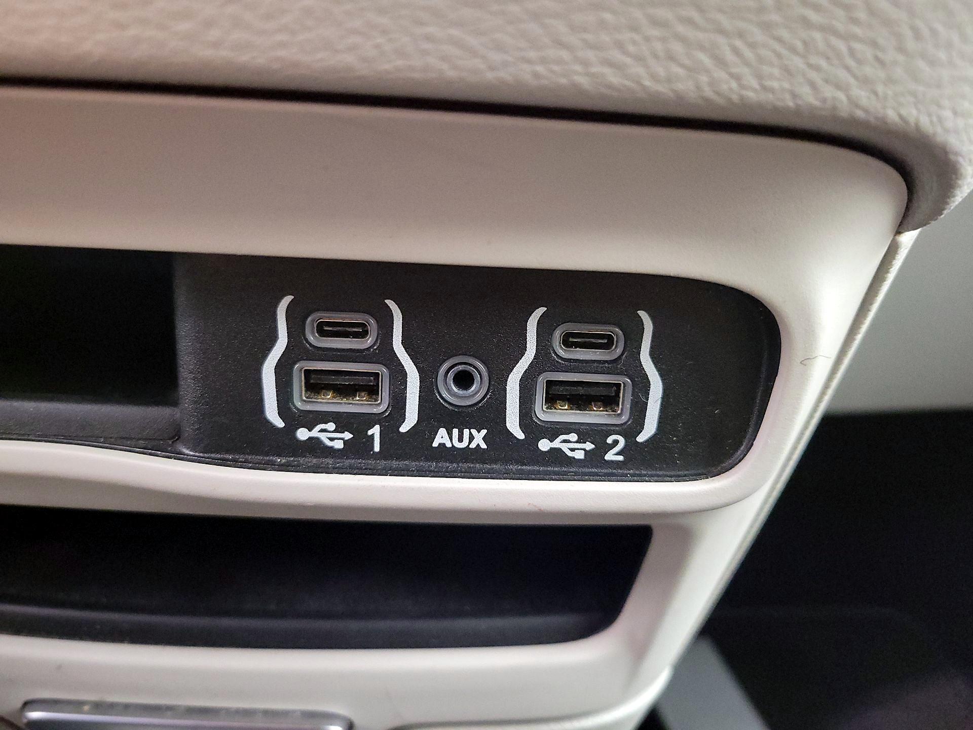 Thumbnail: 2023 Chrysler Voyager - 18