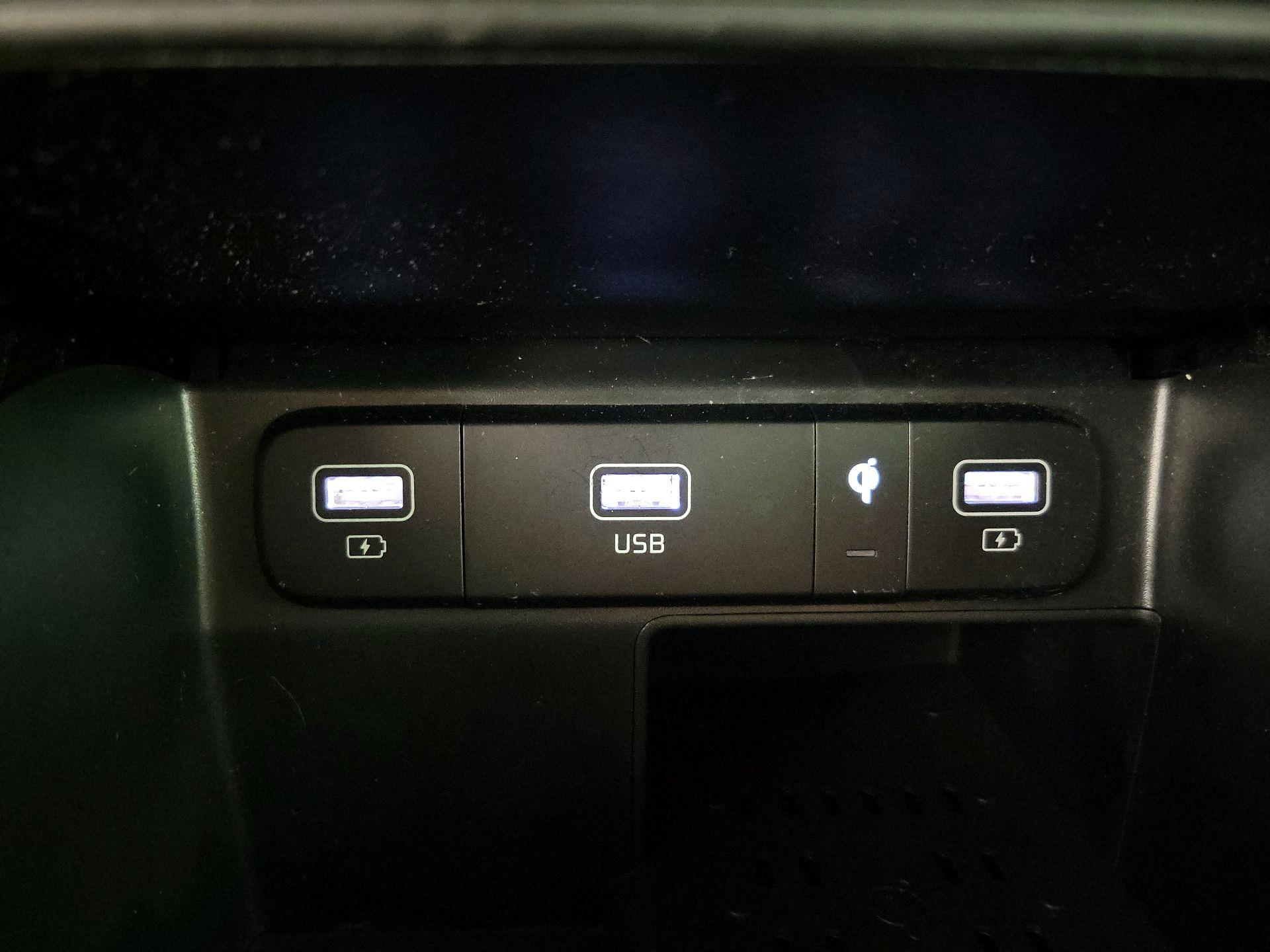 Thumbnail: 2023 Kia Sorento - 18