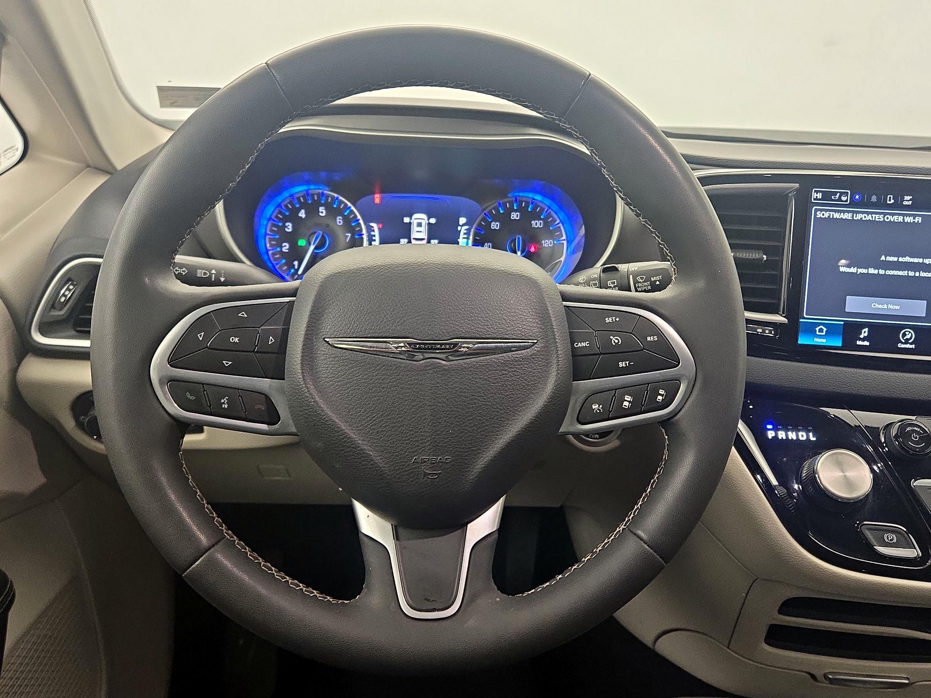 Thumbnail: 2023 Chrysler Pacifica - 10