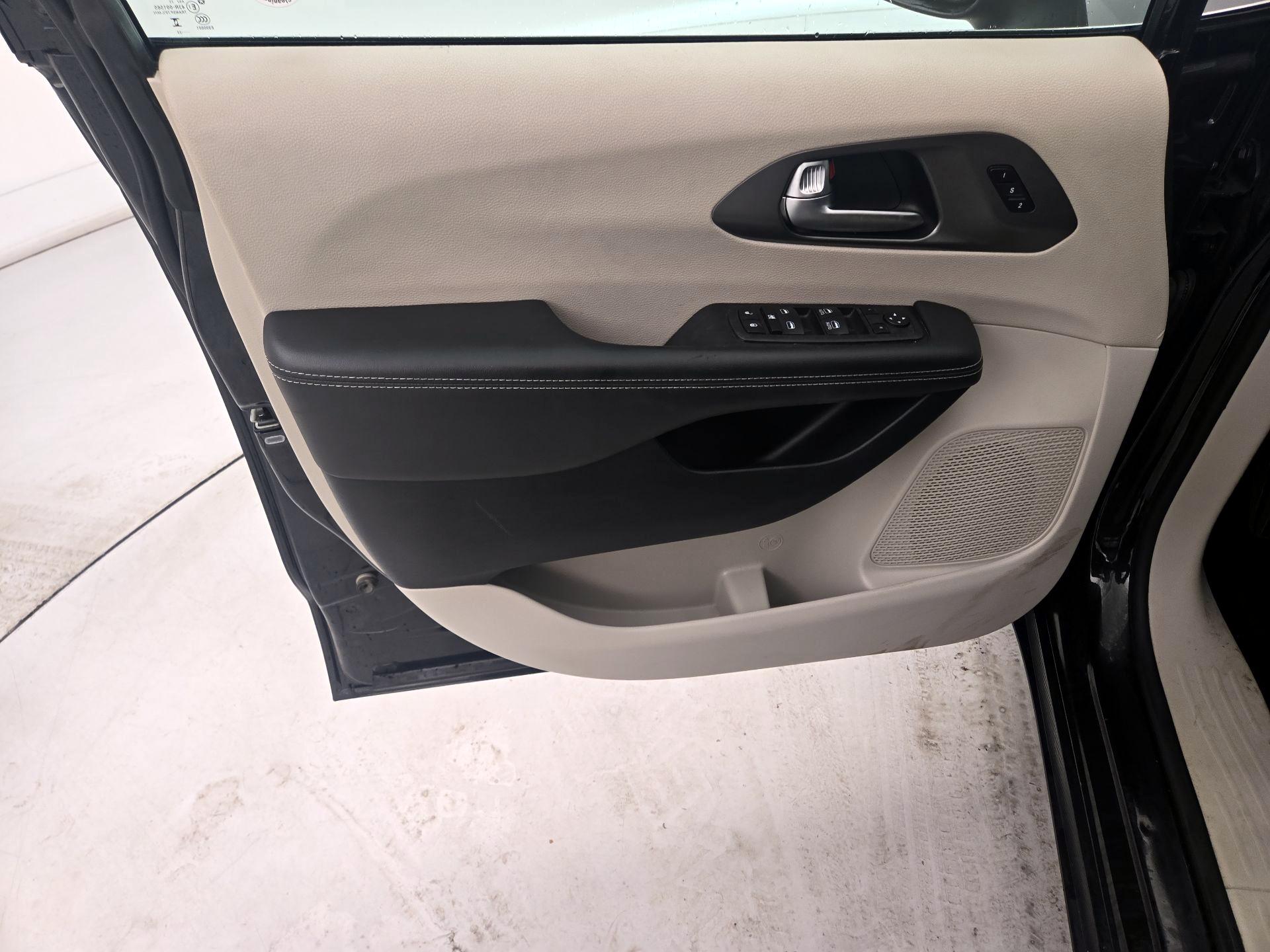 Thumbnail: 2023 Chrysler Pacifica - 12