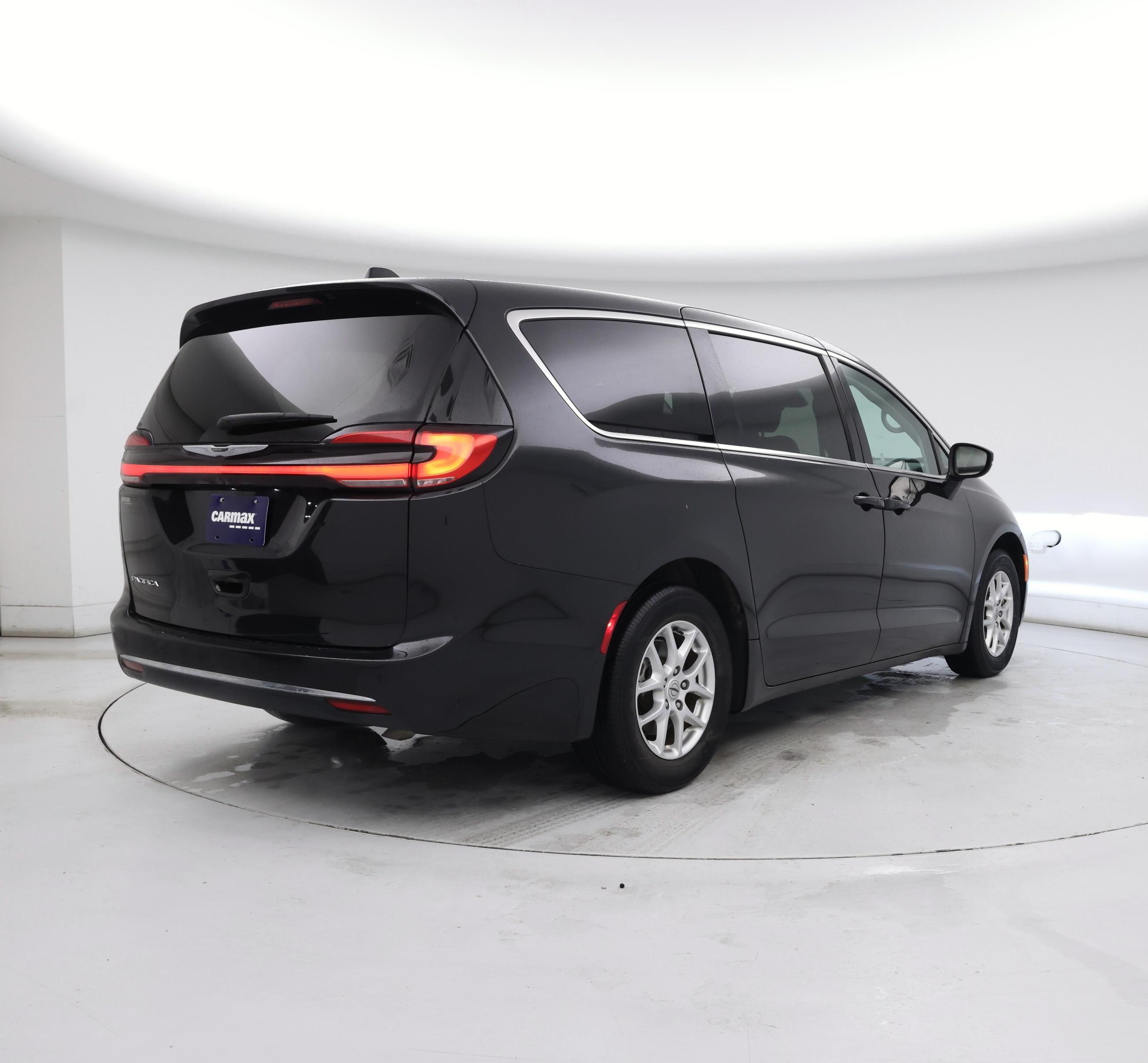 Thumbnail: 2023 Chrysler Pacifica - 8