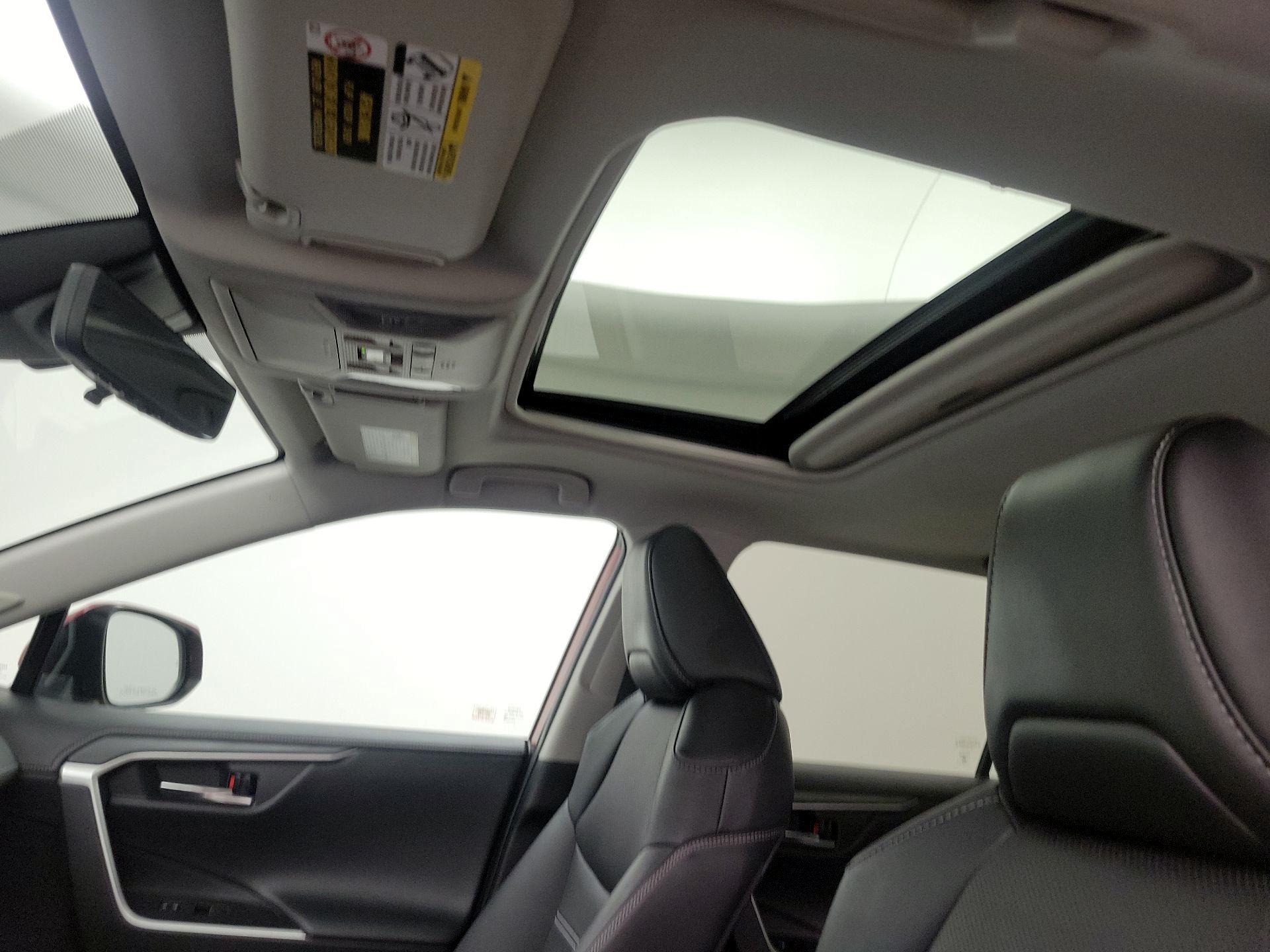 Thumbnail: 2021 Toyota RAV4 - 20